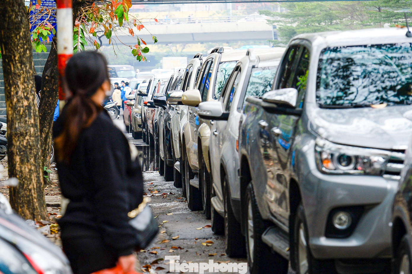 Chia sẻ với báo Tiền Phong trong lúc chờ đợi, chị Thủy (ở quận Cầu Giấy) cho biết: &quot;Chị đến từ 5h sáng, vẫn phải xếp hàng sau hơn 100 xe, thậm chí có xe đợi từ đêm hôm qua&quot;.