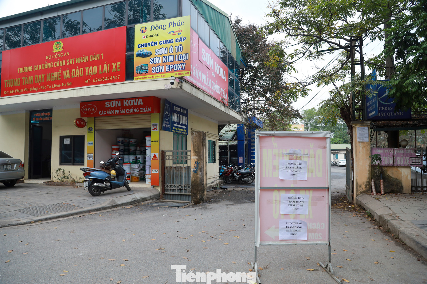 Trung tâm đăng kiểm tại phố Phạm Văn Đồng thông báo &quot;nghỉ&quot; vào ngày 12/1.