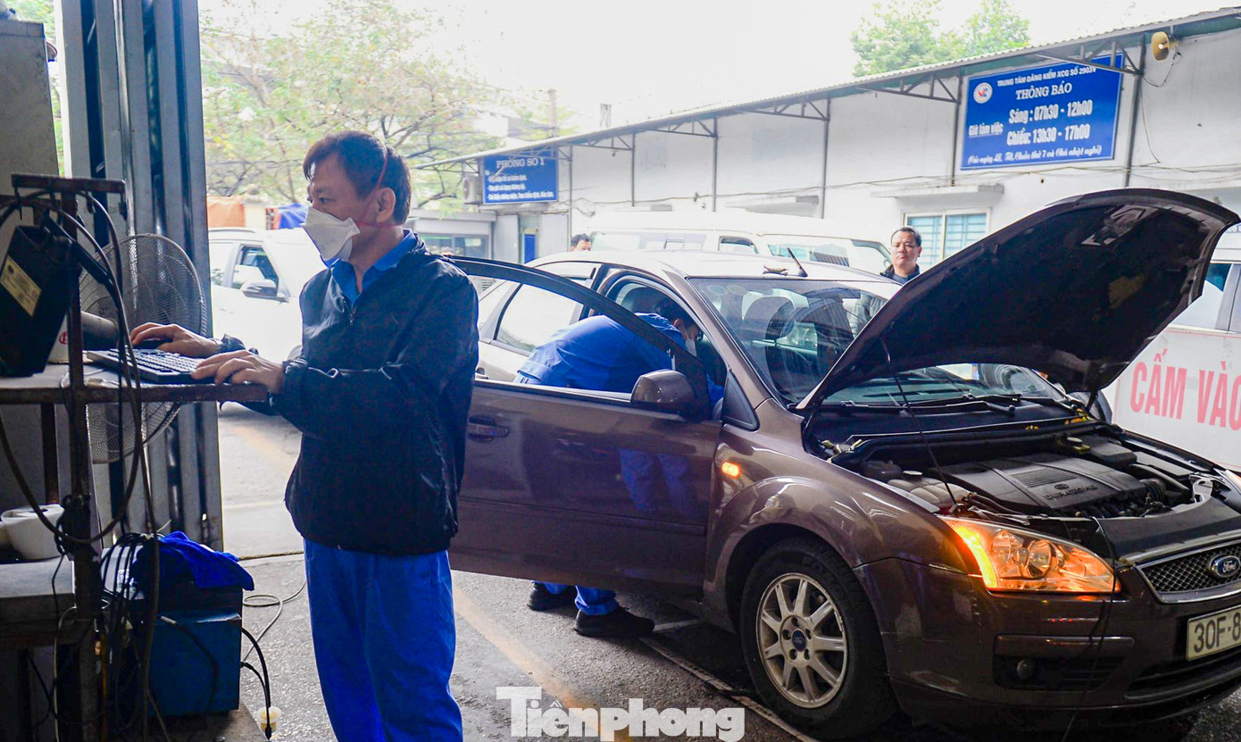 Bên trong khu vực đăng kiểm có 2 làn xe, các đăng kiểm viên kiểm tra phương tiện liên tục, thời gian kiểm tra một phương tiện vào khoảng 45 phút.