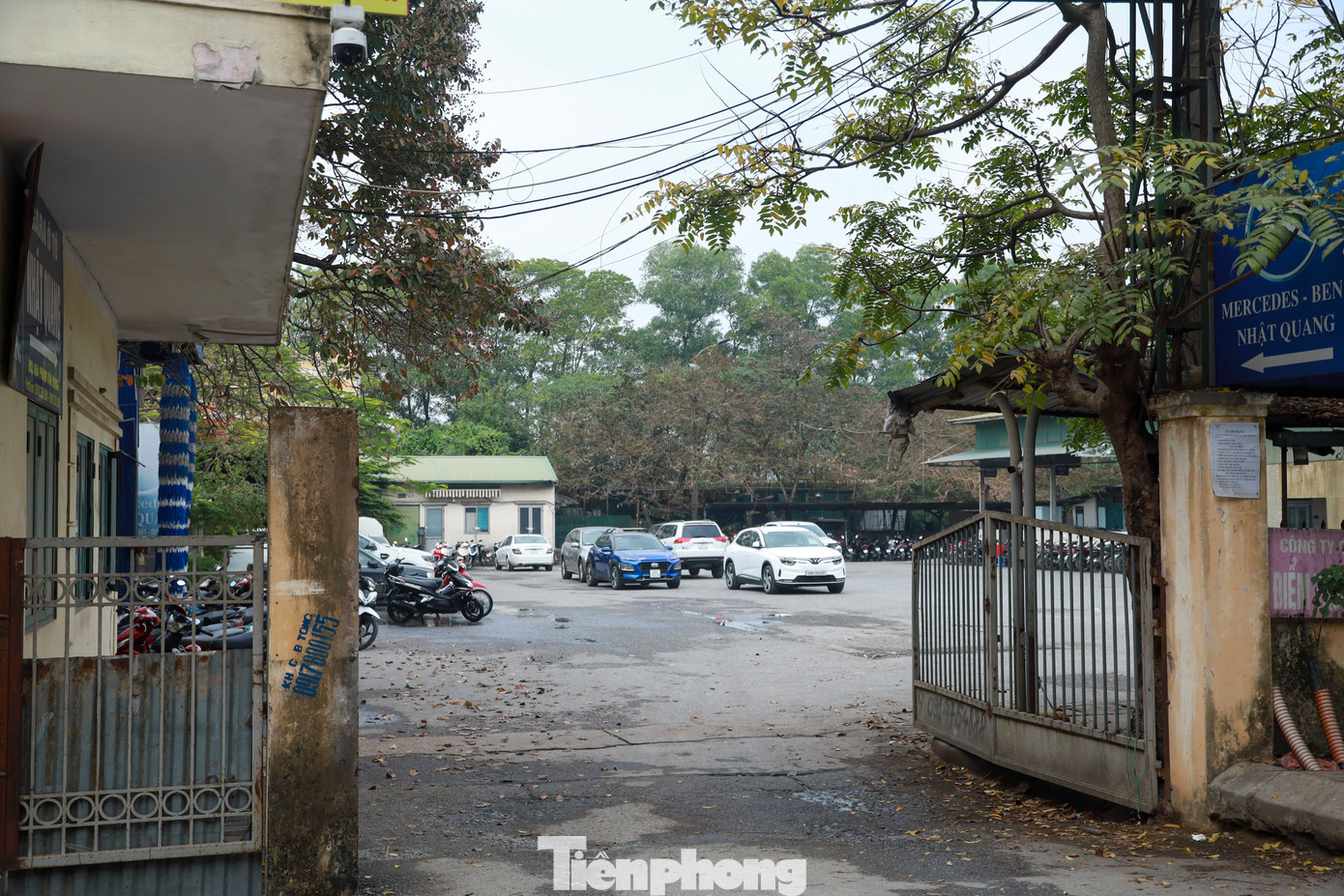 Trong khi 1 số trạm rơi vào tình trạng quá tải thì có trạm đăng kiểm ở Hà Nội lại treo biển nghỉ.