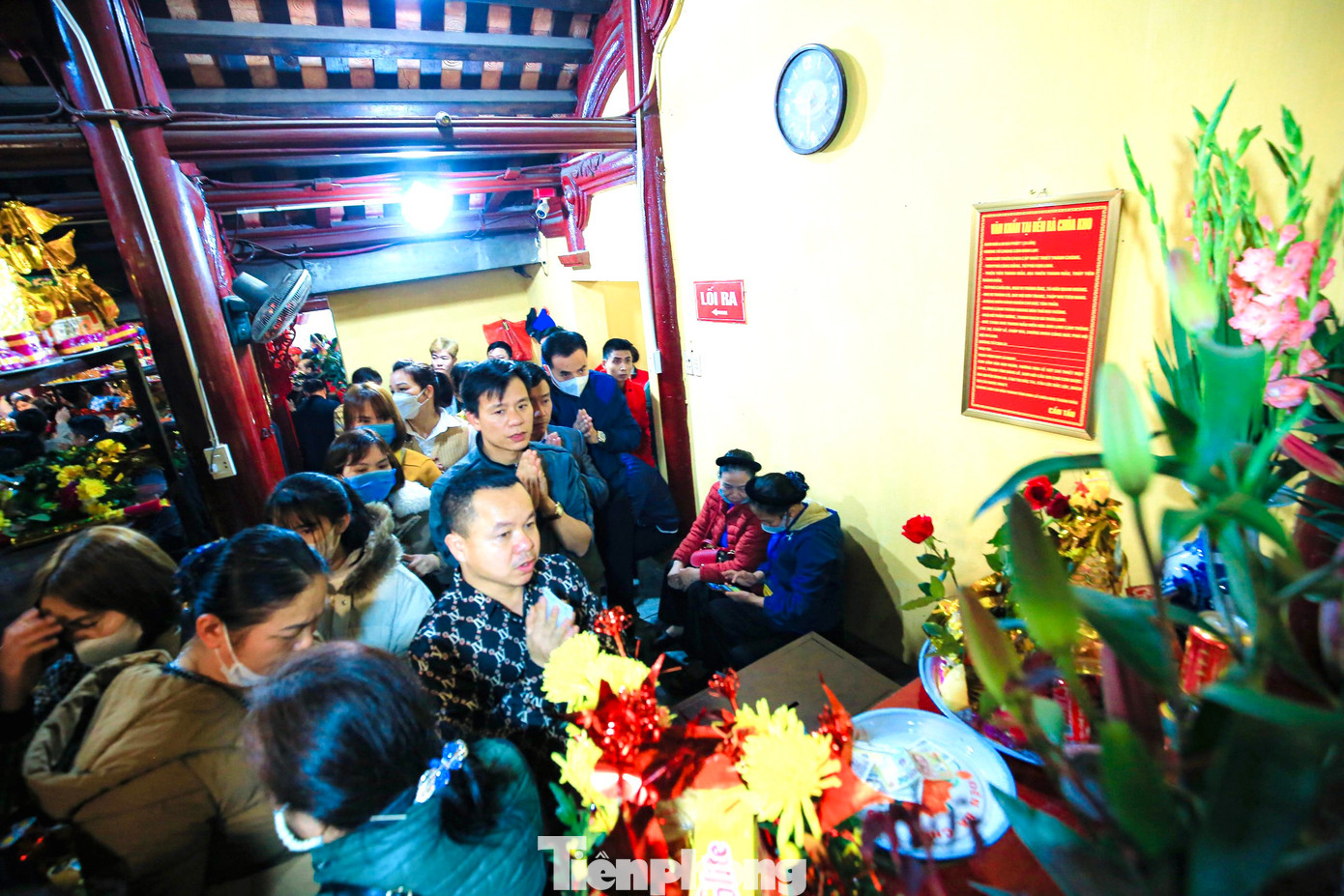 Phía bên trong đền luôn chật kín du khách thập phương và người dân địa phương.