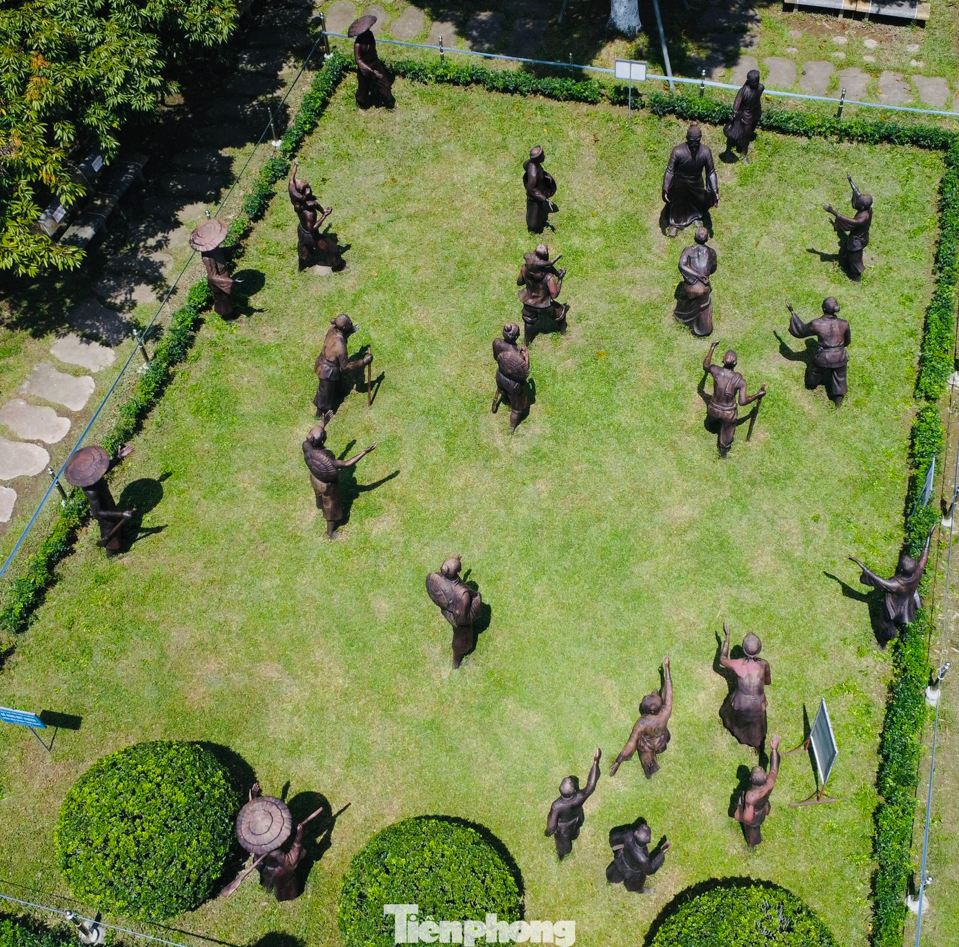 Điểm nhấn trong khu di tích là những bức tượng được tạc bằng đá với kích cỡ hệt như người thật, được sắp xếp một cách có chủ ý nhằm mô tả lại các khung cảnh đời thường trong cuộc sống của Trạng Trình Nguyễn Bỉnh Khiêm, như: Cảnh dân làng mừng rỡ chào đón Trạng Trình từ quan trở về làng hay khi cụ ngồi giảng văn thơ cho các học trò....