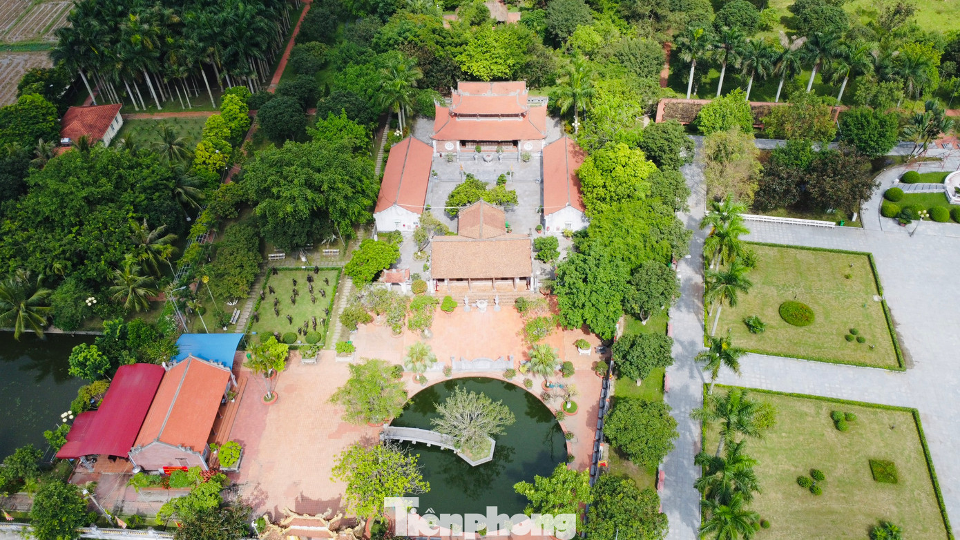 Khu di tích Trạng Trình Nguyễn Bỉnh Khiêm nằm tại thôn Trung Am, xã Lý Học, huyện Vĩnh Bảo, là một địa điểm du lịch văn hóa tâm linh nổi tiếng của Hải Phòng, là nơi khắc hoạ rõ nét cuộc đời, sự nghiệp của danh nhân, nhà học giả, nhà tiên tri, nhà triết học nổi tiếng ở thế kỷ XVI.