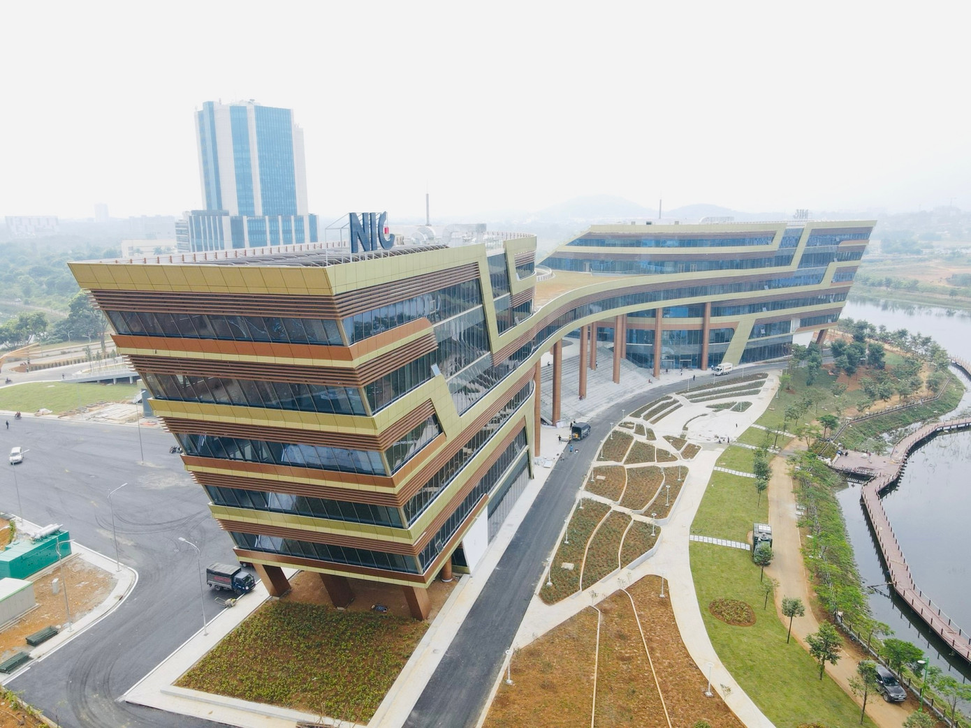 Với quy mô lớn, trang thiết bị tiên tiến cùng không gian làm việc, nghiên cứu và phát triển (R&D) hiện đại và thân thiện, một trong những điểm nhấn của NIC Hòa Lạc là không gian kết nối, tạo điều kiện thuận lợi cho việc tổ chức các hoạt động đổi mới sáng tạo, hội thảo, diễn đàn và sự giao lưu kết nối giữa các doanh nghiệp, nhà nghiên cứu và chuyên gia trong và ngoài nước, đẩy mạnh các hoạt động R&D, chuyển giao công nghệ…