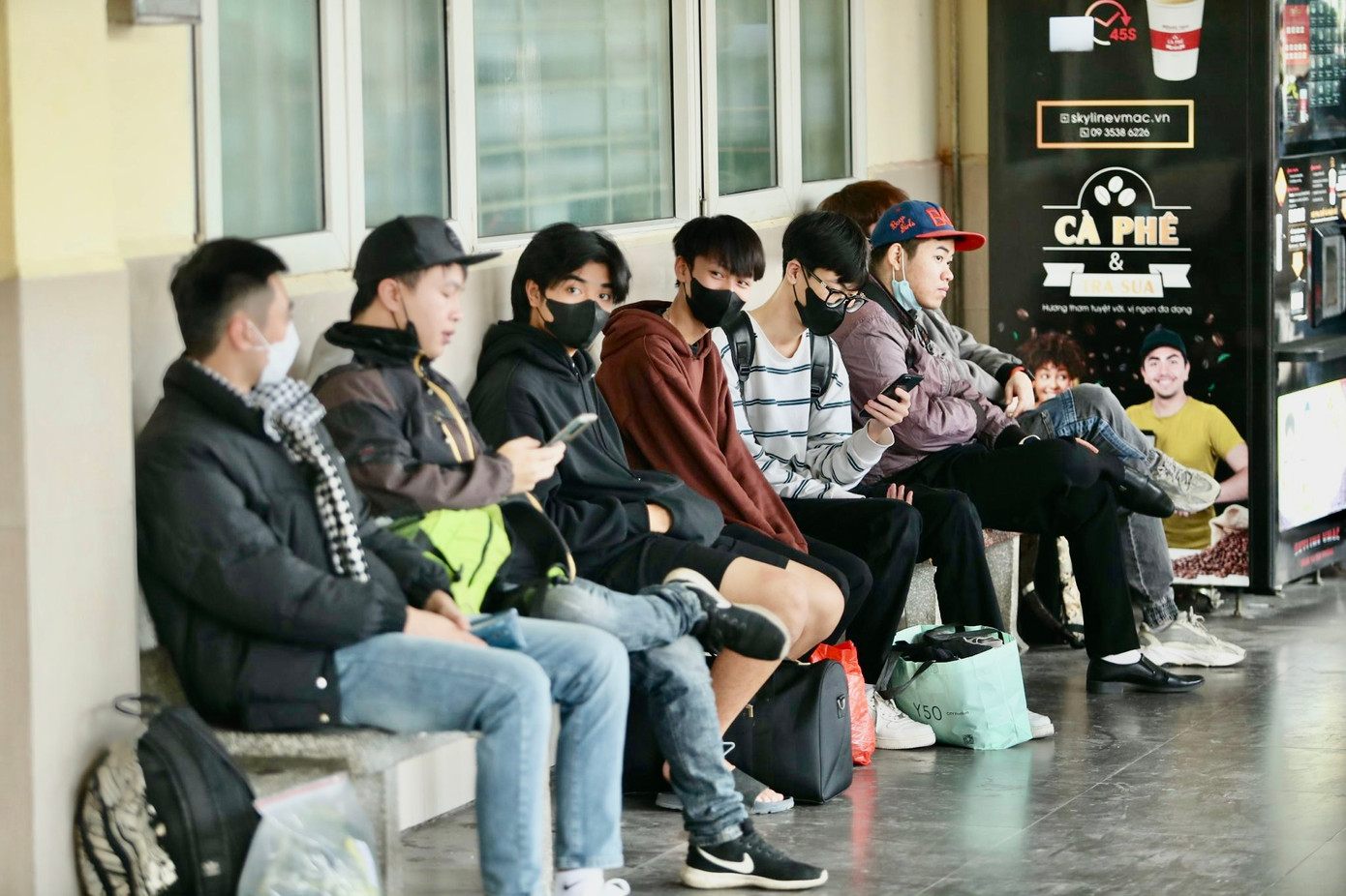 Nhiều người tranh thủ nghỉ ngơi trước giờ xe xuất bến.