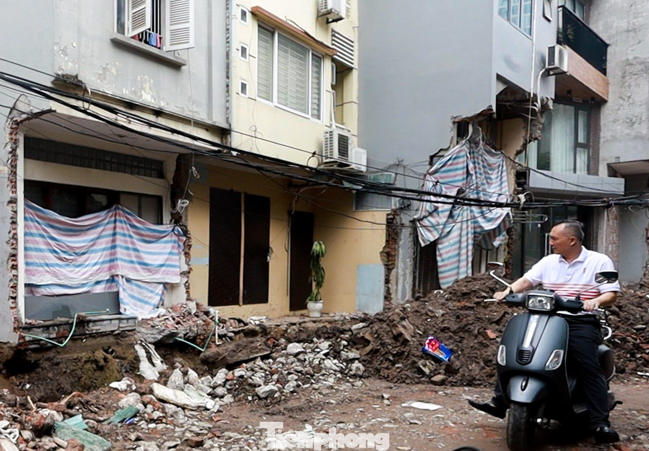 Hiện dự án này vẫn đang dang dở, nước thải sinh hoạt vẫn đang được thải ra hàng ngày khiến nước dưới lòng mương đen kịt, đặc quánh, bốc mùi.