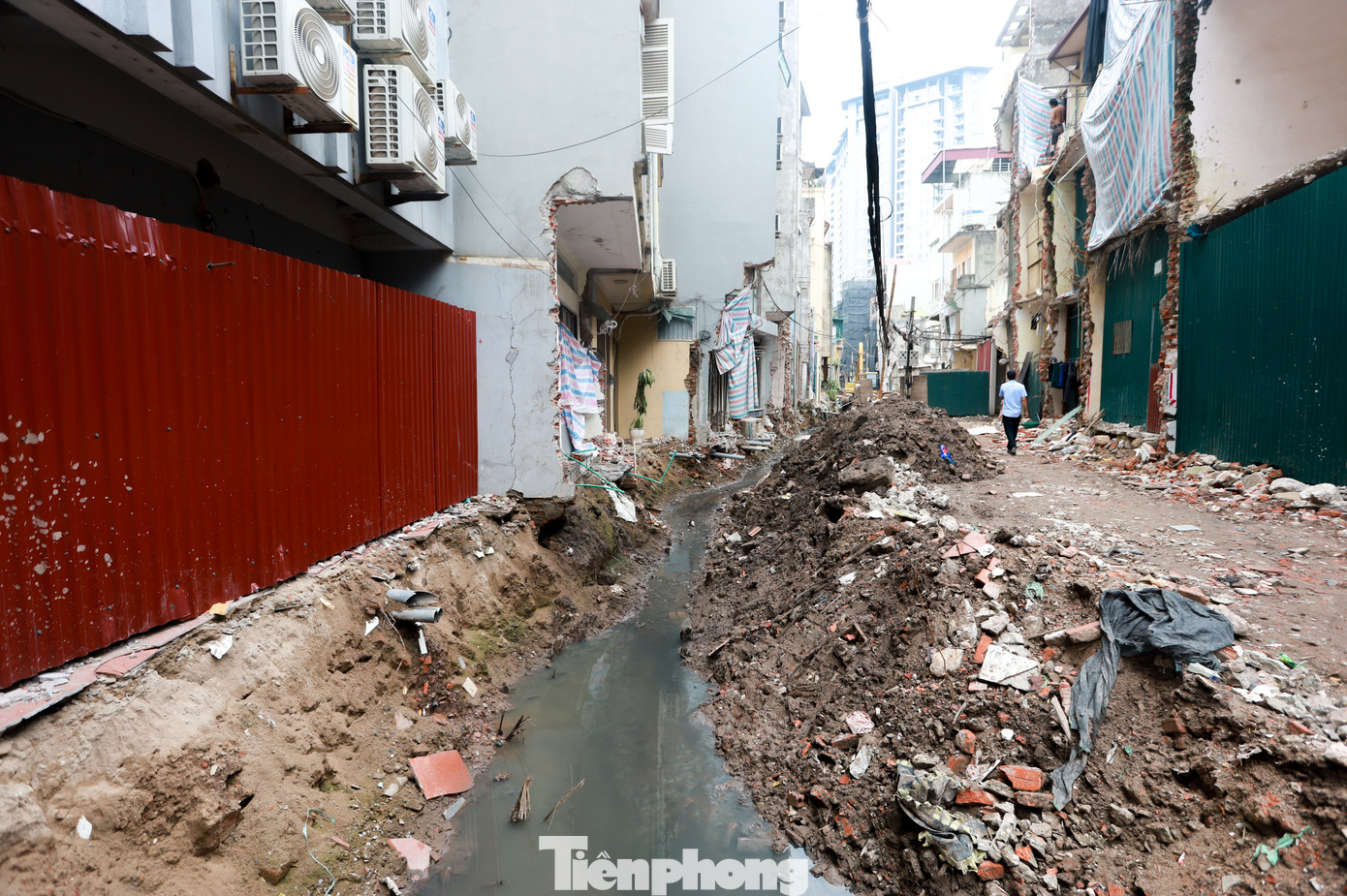 Tuyến mương đi dọc Thụy Khuê này chính là một nhánh của sông Tô Lịch, là đường thoát nước của hai quận Ba Đình và Tây Hồ với chiều dài khoảng 3km. Được biết con mương thoát nước này thuộc dự án: “Cải thiện môi trường mương thoát nước Thuỵ Khuê”.