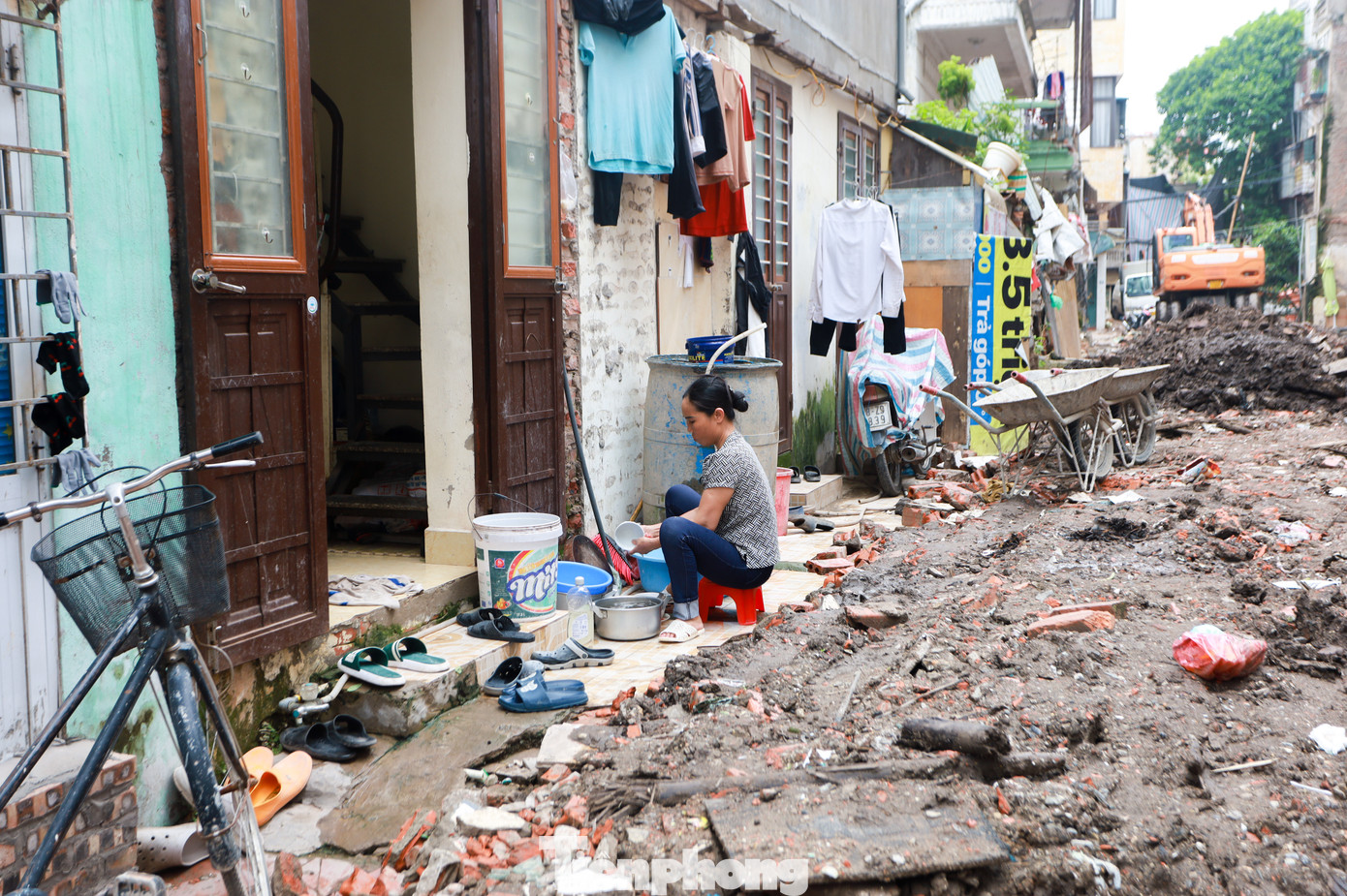 Hiện dự án này vẫn đang dang dở, nước thải sinh hoạt vẫn đang được thải ra hàng ngày khiến nước dưới lòng mương đen kịt, đặc quánh, bốc mùi.
