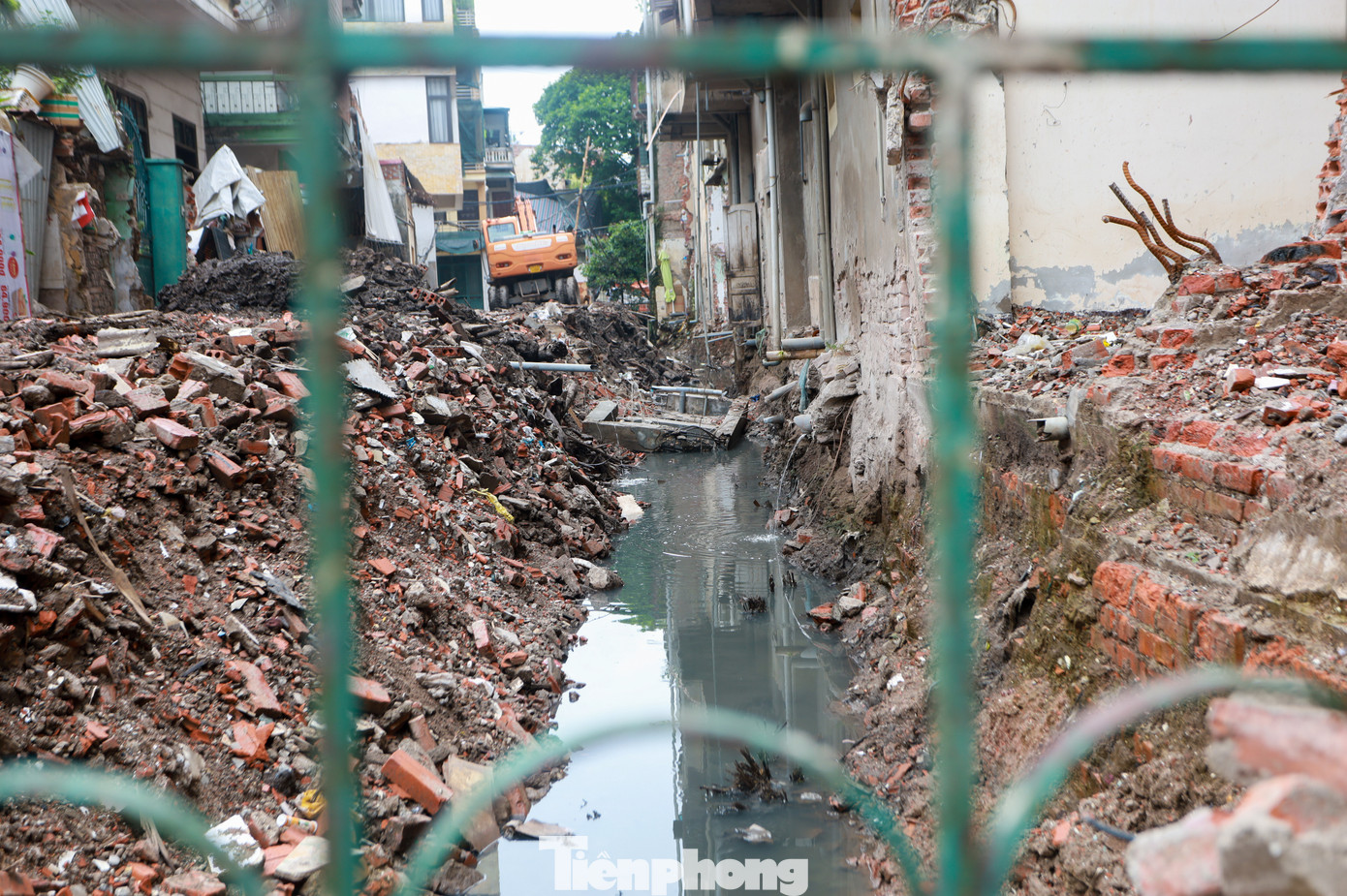 Đây là mương thoát nước chính của hai quận Ba Đình và Tây Hồ, từ lâu con kênh này đã “nổi tiếng” vì ô nhiễm, ảnh hưởng lớn đến cuộc sống của người dân.