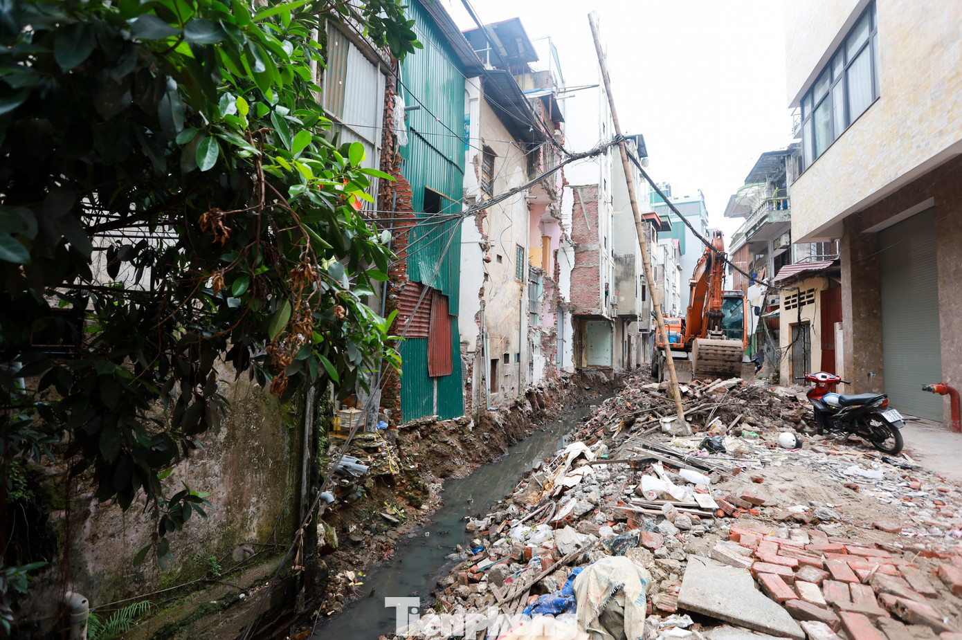 Khu vực con mương nằm trong ngõ 167 Thuỵ Khuê, quận Tây Hồ nước thải sinh hoạt vẫn đang được thải ra hàng ngày khiến nước lòng mương đen kịt, đặc quánh, bốc mùi hôi nồng nặc.