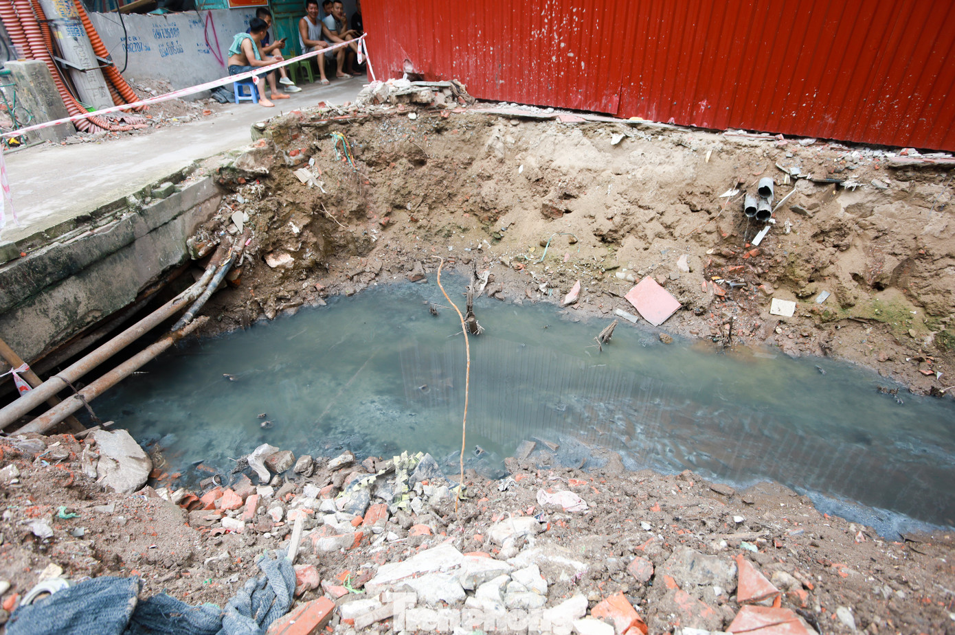 Trao đổi với PV Tiền Phong, ông Nguyễn Đình Khuyến, Chủ tịch UBND quận Tây Hồ cho biết "Hiện tại dự án vẫn đang gặp phải khó khăn trong việc giải phóng mặt bằng, đặc biệt là 16 căn hộ tái định cư chưa được nhận nhà tái định cư dẫn đến chưa thể bàn giao mặt bằng. Ngoài ra việc thi công trong môi trường chật hẹp, xung quanh là khu dân cư cũng gây ảnh hưởng đến tiến độ dự án. Quận cũng đặt ra mục tiêu, phấn đấu đến tháng 10/2023 hoàn tất việc giải phóng mặt bằng và đến tháng 12/2023 sẽ hoàn thành công trình".