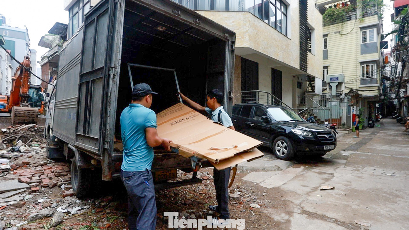 Hiện dự án này vẫn đang dang dở, nước thải sinh hoạt vẫn đang được thải ra hàng ngày khiến nước dưới lòng mương đen kịt, đặc quánh, bốc mùi.