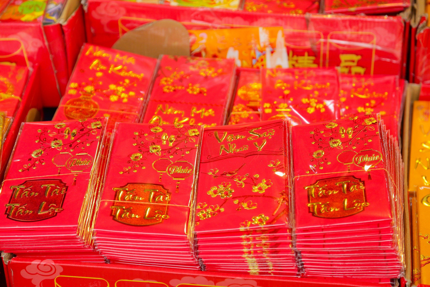 Theo một chủ cửa hàng trên phố Hàng Mã, các sản phẩm trang trí nhà cửa dịp Tết năm nay có giá bán tương đối ổn định và nhiều mẫu mã mới, đặc biệt là rồng, linh vật của năm 2024. Dây trang trí nhỏ có giá từ 10.000 - 20.000 đồng/dây; các đồng tiền vàng có chữ “Chúc mừng năm mới”, “Vạn sự như ý”… tùy kích cỡ lớn nhỏ mà có giá bán từ 120.000 - 250.000 đồng/sản phẩm...