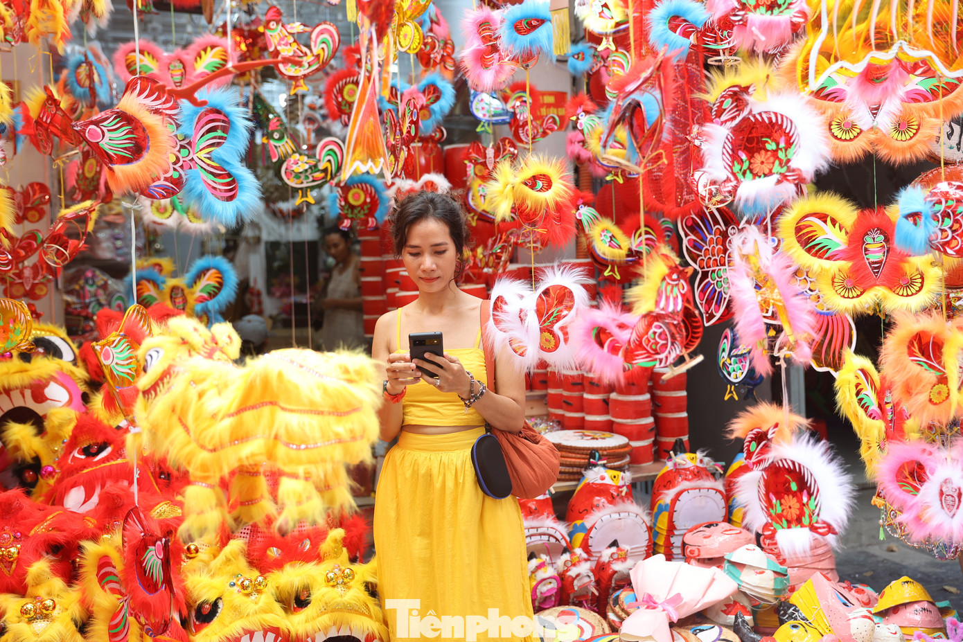 Phố Hàng Mã cũng trở thành điểm chụp hình check-in lý tưởng của nhiều bạn trẻ.