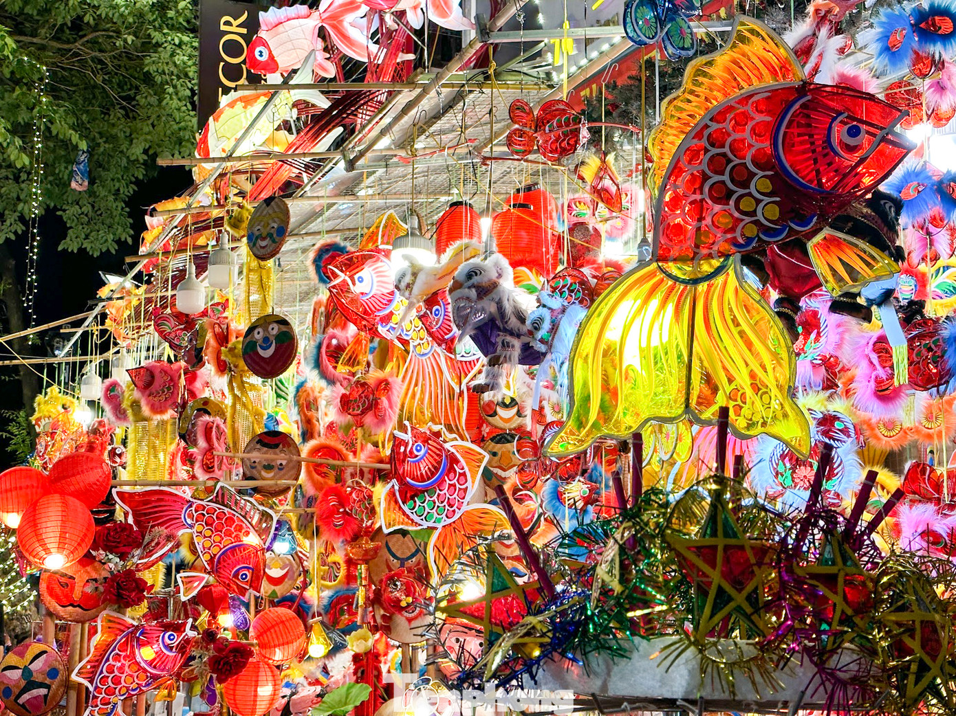 Tết Trung thu của người Việt Nam còn được gọi là tết Đoàn viên, là ngày Tết dành cho trẻ nhỏ, tuy nhiên những năm gần đây, Tết Trung thu cũng là dịp để mọi người thăm hỏi, chúc tụng nhau.