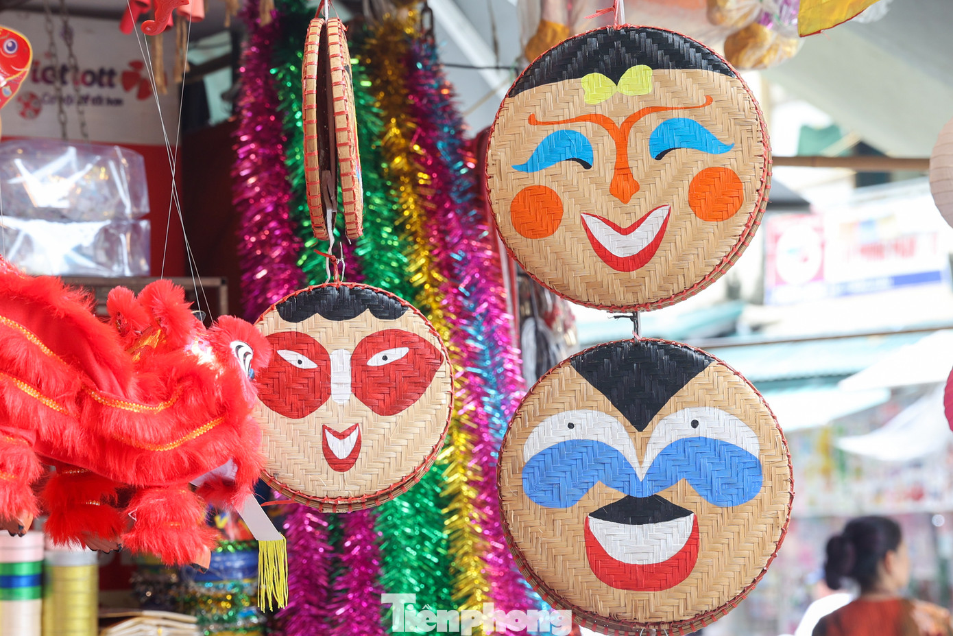 Những món đồ chơi truyền thống như đèn lồng, mặt nạ bồi, đầu lân... vẫn luôn "đứng vững" trong lòng người dân Thủ đô.