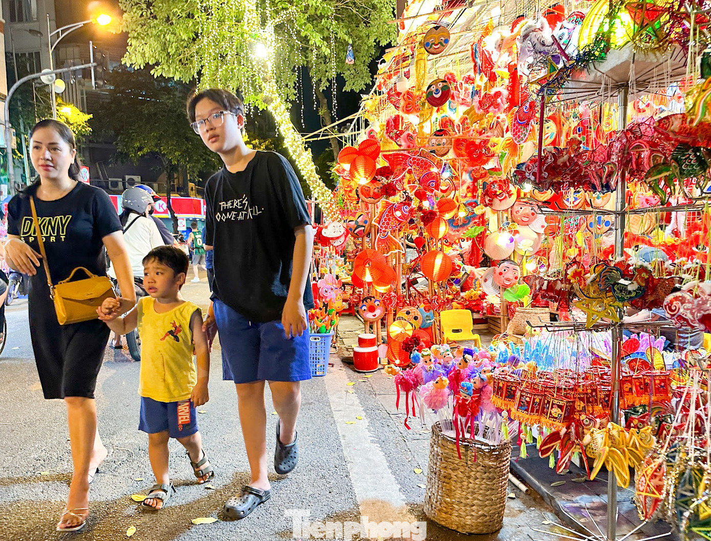 Tết Trung thu của người Việt Nam còn được gọi là tết Đoàn viên, là ngày Tết dành cho trẻ nhỏ, tuy nhiên những năm gần đây, Tết Trung thu cũng là dịp để mọi người thăm hỏi, chúc tụng nhau.