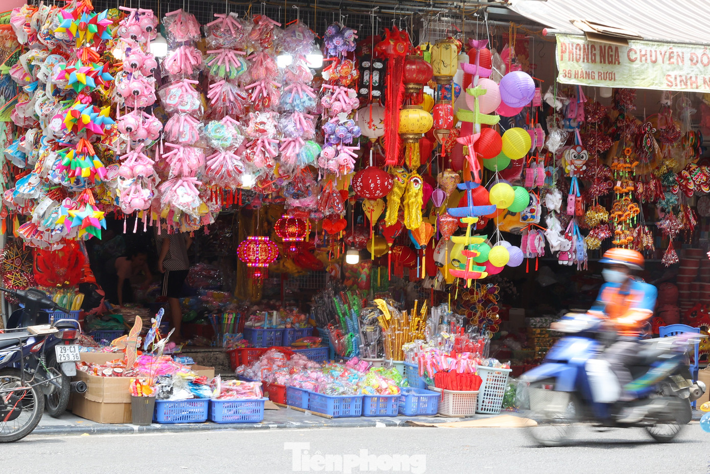 Còn hơn một tháng nữa mới đến Tết Trung thu nhưng những ngày này, phố Hàng Mã đã rực rỡ sắc màu của đèn lồng, đầu lân, và các món đồ chơi Trung thu truyền thống.