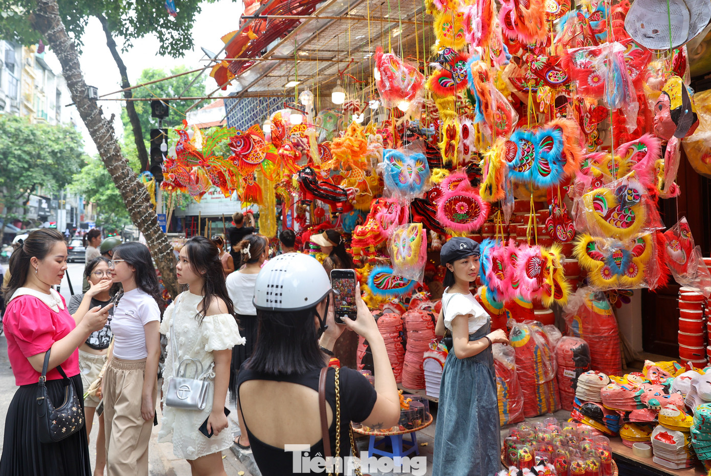 Con phố này đã từ lâu nổi tiếng với các sản phẩm thủ công truyền thống, những cửa hàng bày bán đồ chơi trung thu tạo nên vẻ đẹp rực rỡ sắc màu riêng biệt.