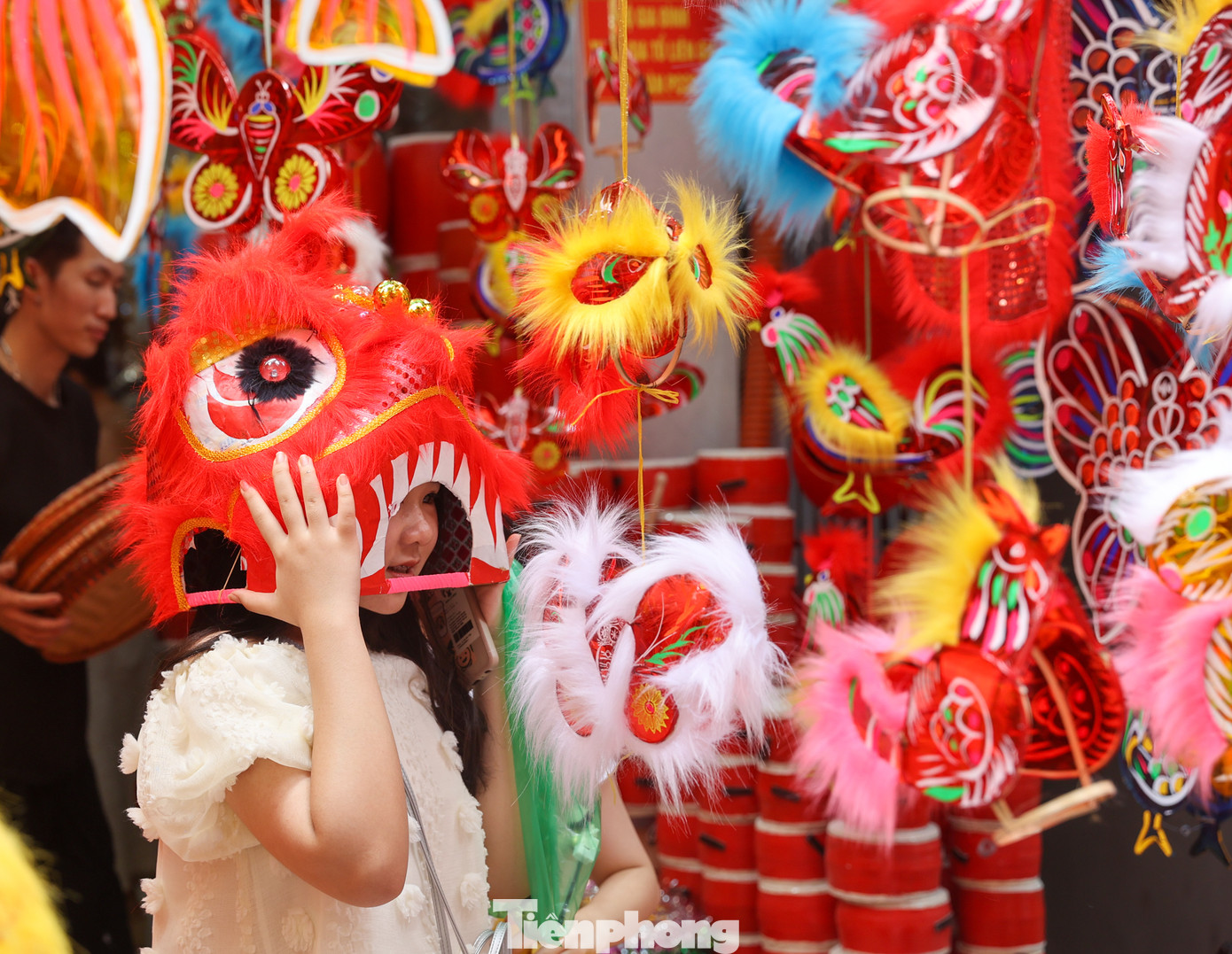 Các món đồ chơi Trung thu truyền thống như đầu lân, sư tử rực rỡ sắc màu vẫn luôn thu hút người đi đường.