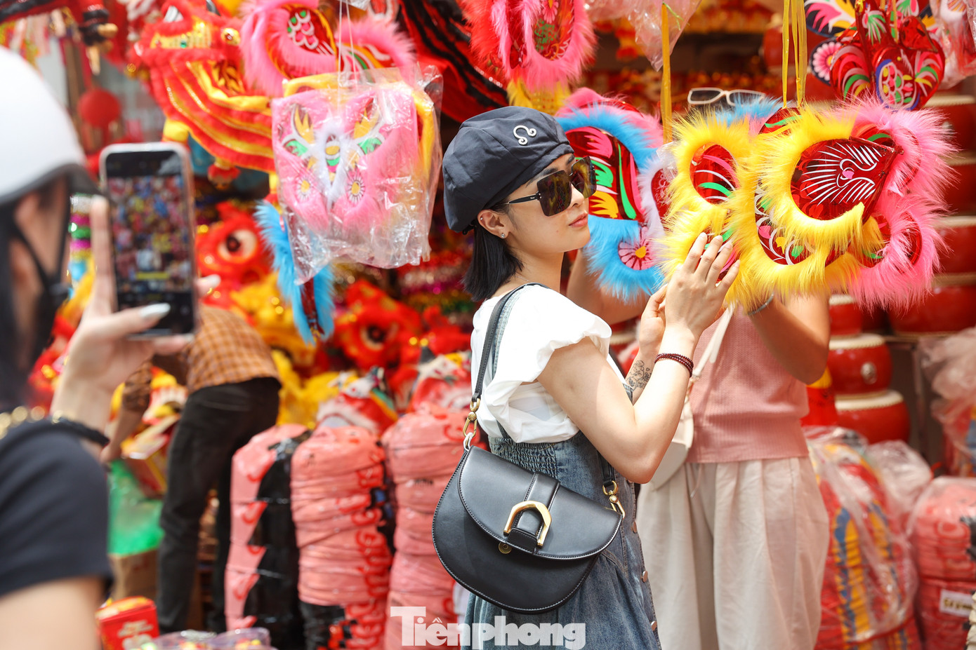 Phố Hàng Mã cũng trở thành điểm chụp hình check-in lý tưởng của nhiều bạn trẻ.