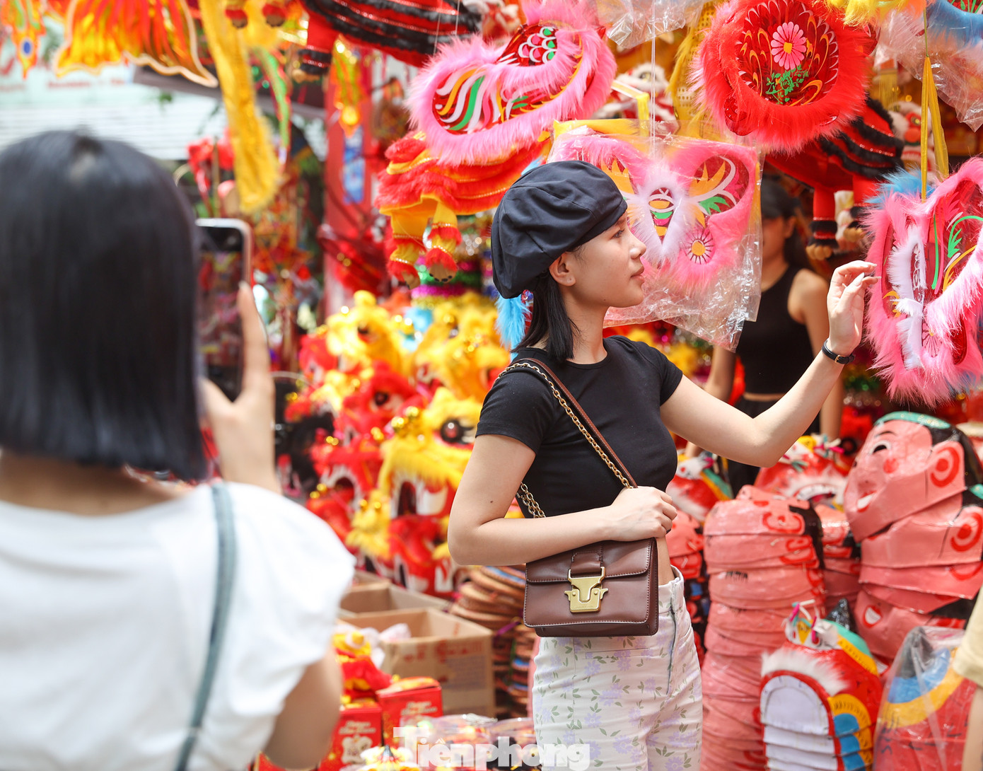 Phố Hàng Mã cũng trở thành điểm chụp hình check-in lý tưởng của nhiều bạn trẻ.