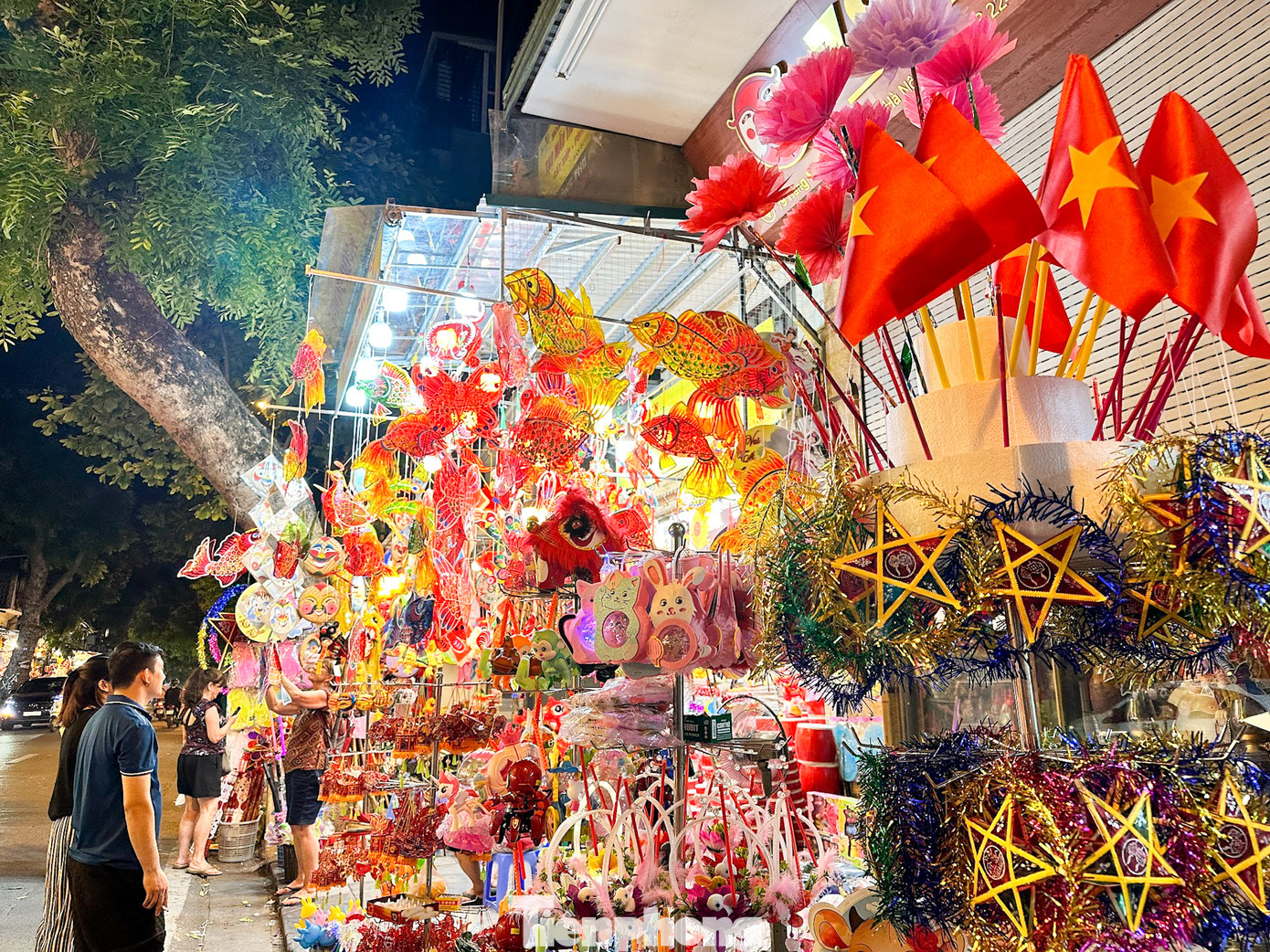 Tết Trung thu của người Việt Nam còn được gọi là tết Đoàn viên, là ngày Tết dành cho trẻ nhỏ, tuy nhiên những năm gần đây, Tết Trung thu cũng là dịp để mọi người thăm hỏi, chúc tụng nhau.