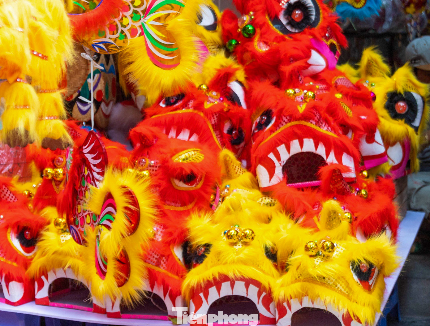 Những món đồ chơi truyền thống như đèn lồng, mặt nạ bồi, đầu lân... vẫn luôn "đứng vững" trong lòng người dân Thủ đô.