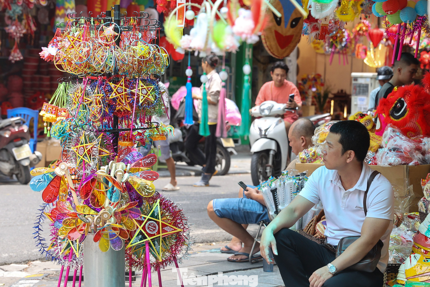 Theo tìm hiểu của PV báo Tiền Phong, các tiểu thương đều cho biết, năm nay các mặt hàng giá ổn định như năm ngoái, không có hiện tượng tăng giá. Năm nay, đồ chơi và đồ trang trí Trung thu rất đa dạng với nhiều mẫu mã, màu sắc, kiểu cách được thiết kế rất tỉ mỉ bắt mắt.
