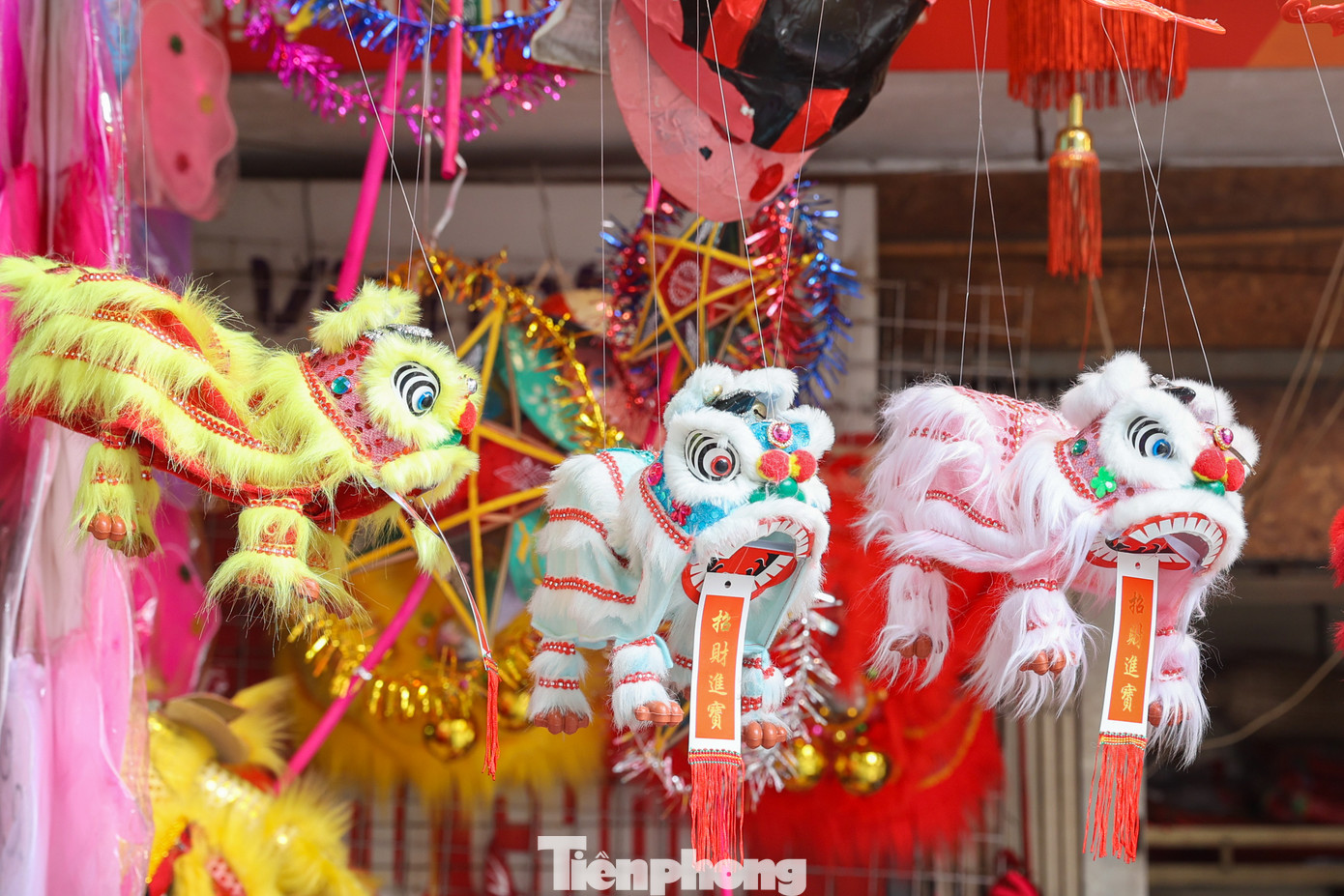 Những món đồ chơi truyền thống như đèn lồng, mặt nạ bồi, đầu lân... vẫn luôn "đứng vững" trong lòng người dân Thủ đô.