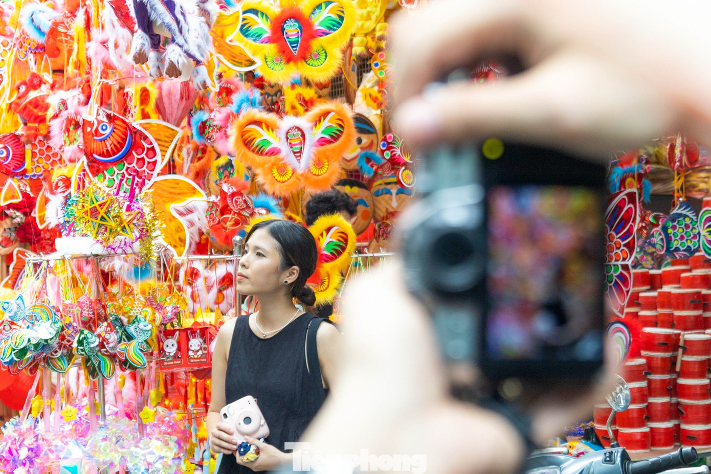 Phố Hàng Mã cũng trở thành điểm chụp hình check-in lý tưởng của nhiều bạn trẻ.