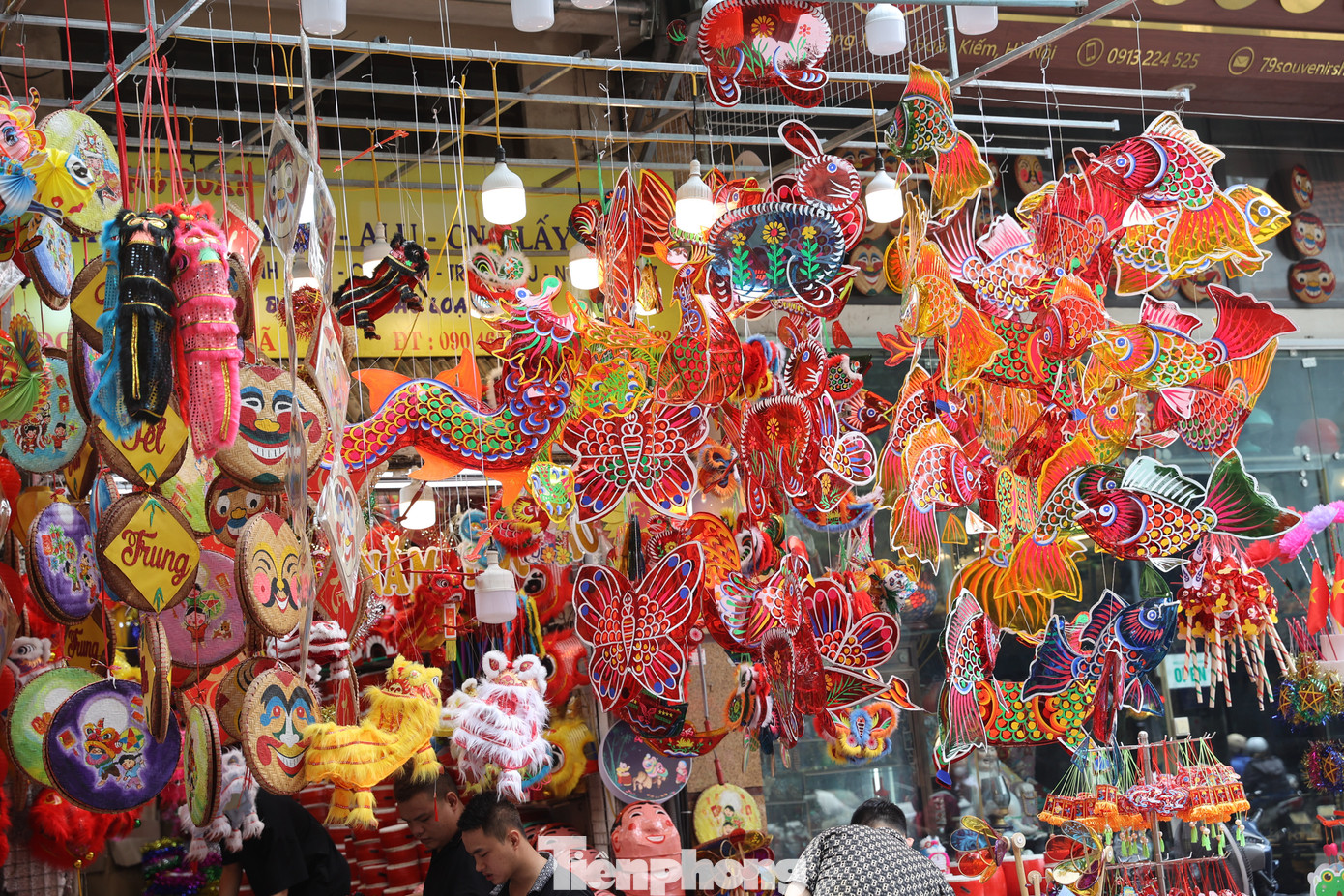 Tết Trung thu của người Việt Nam còn được gọi là tết Đoàn viên, là ngày Tết dành cho trẻ nhỏ, tuy nhiên những năm gần đây, Tết Trung thu cũng là dịp để mọi người thăm hỏi, chúc tụng nhau.