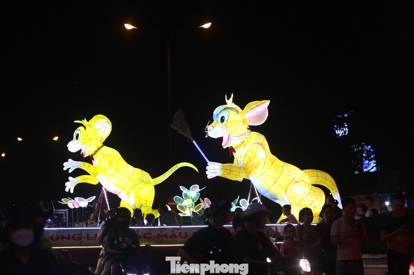 Các mô hình khổng lồ với đầy đủ màu sắc, kích cỡ thu hút người dân cũng như du khách mọi nơi đến chiêm ngưỡng. Các mô hình khổng lồ với đầy đủ màu sắc, kích cỡ thu hút người dân cũng như du khách mọi nơi đến chiêm ngưỡng.