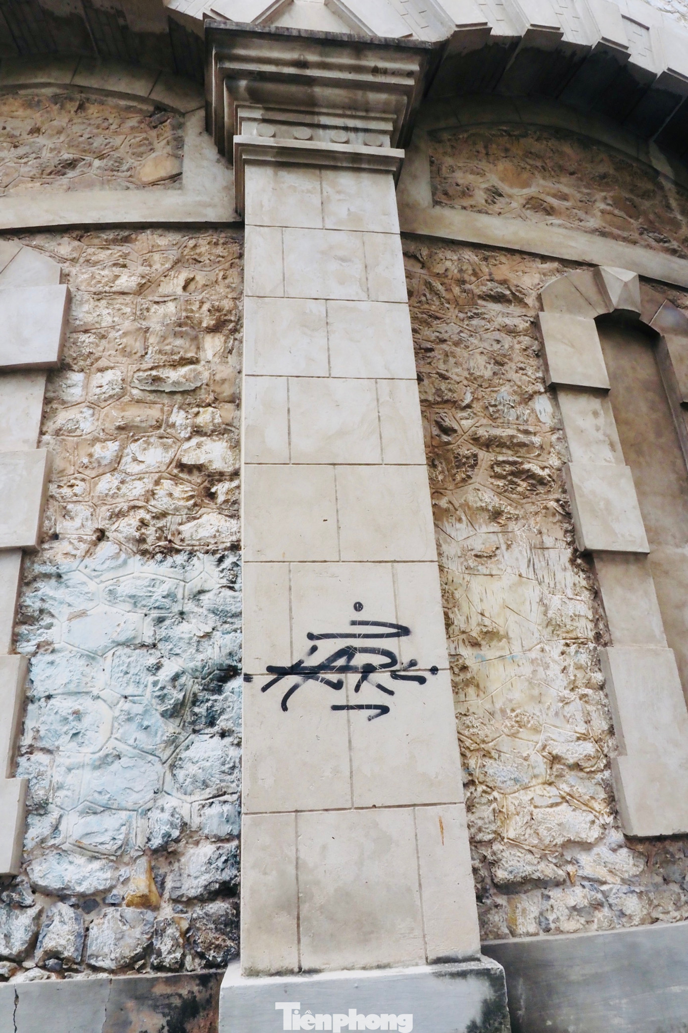 Tháp nước Hàng Đậu có hình trụ tròn, đường kính 19 m, cao 3 tầng, mái có hình chóp nón, ở giữa là cột thu lôi. Tháp có đài nước khổng lồ bằng thép dung tích 1.250 m3, yên vị trên đỉnh 8 bức tường đá. Hiện tại một số vị trí bị người dân thiếu ý thức vẽ, bôi bẩn lên công trình có ý nghĩa lịch sử này.