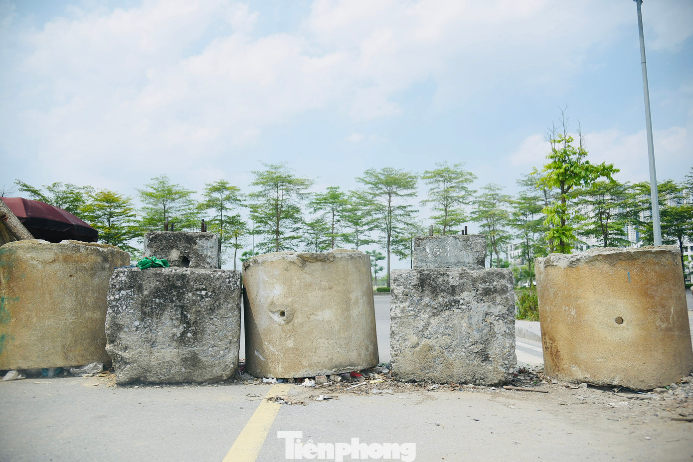 Các cột bê tông lớn chắn ngang giữa lòng đường.