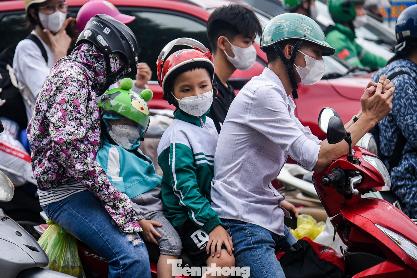 Di chuyển quãng đường dài trở về thành phố, nhiều em nhỏ tỏ ra mệt mỏi, thậm chí ngủ gục trên lưng bố mẹ khi đi qua đoạn đường này.