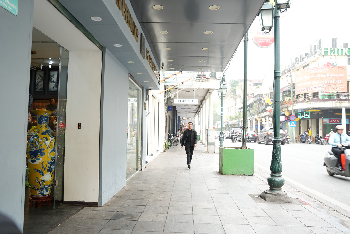 Các cơ sở kinh doanh trên con phố này đều được hưởng lợi từ hệ thống mái che này.