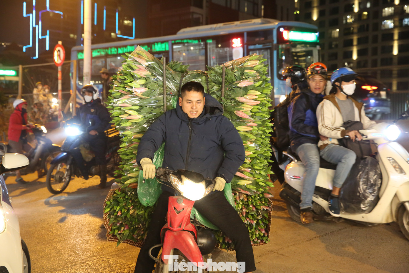 Những người trồng hoa từ khắp các vùng lân cận như Tây Tựu, Mê Linh hay Đông Anh...lại hối hả chở hàng về đây để đổ cho những cửa hàng hoặc những người bán lẻ. Ngoài ra còn có những chiếc xe được vận chuyển hoa từ Đà Lạt về để phục vụ nhu cầu của người dân dịp Tết Nguyên đán.