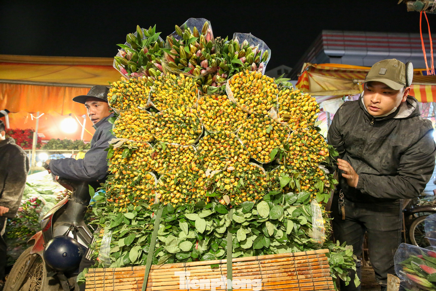 Những ngày cận Tết Nguyên đán, cũng là khoảng thời gian mà chợ Quảng Bá buôn bán đông đúc, náo nhiệt nhất với đủ các sắc màu rực rỡ, khoe sắc của nhiều loài hoa.