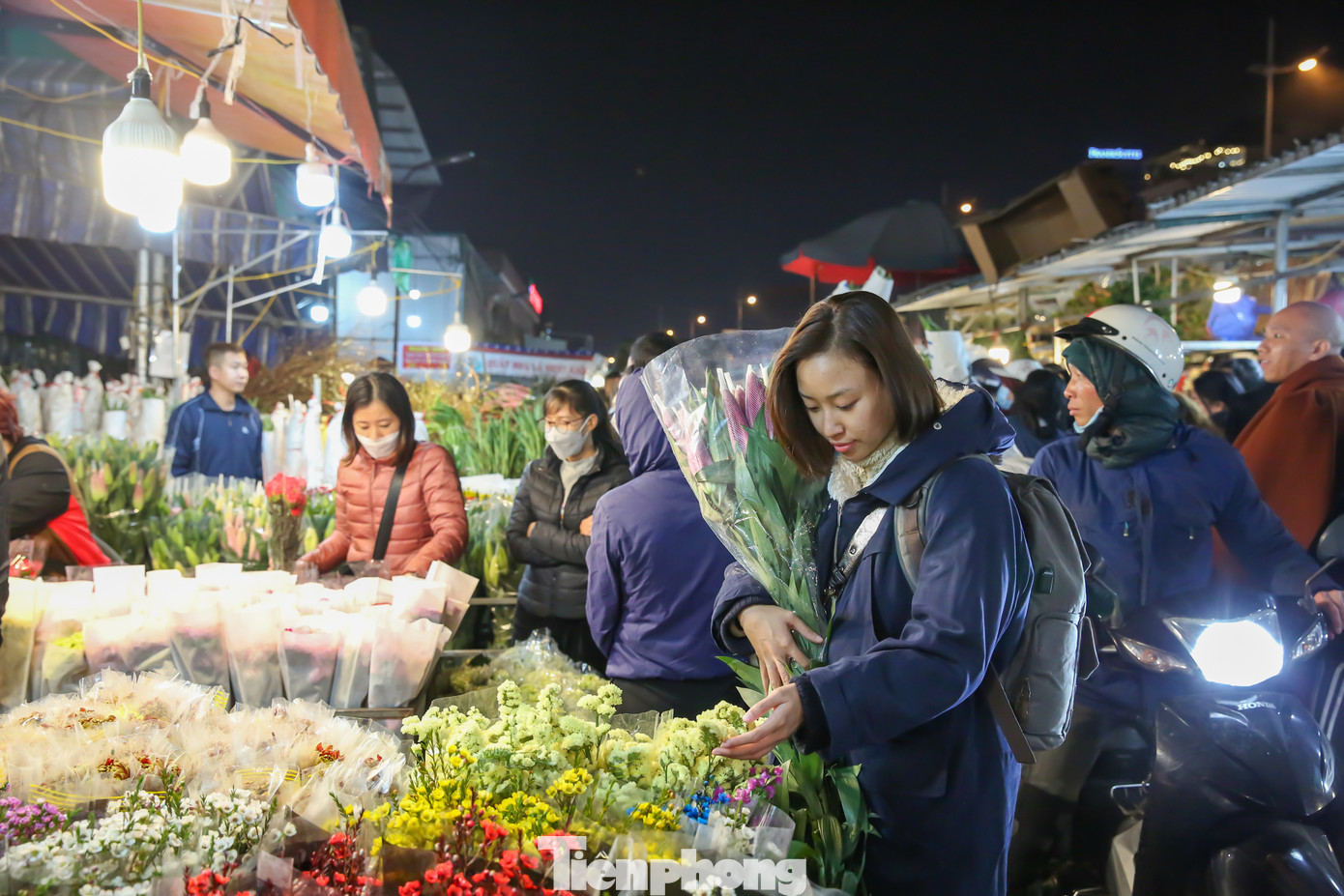 Hàng trăm loại hoa với đủ chủng loại được bày bán. Ngoài những loại hoa quen thuộc như đào, hồng, ly, cúc, đồng tiền…, còn có những loại hoa nhập ngoại như hoa tuyết mai, đào vàng, thanh liễu, diên vĩ, phi yến, tulip, lan tiên…