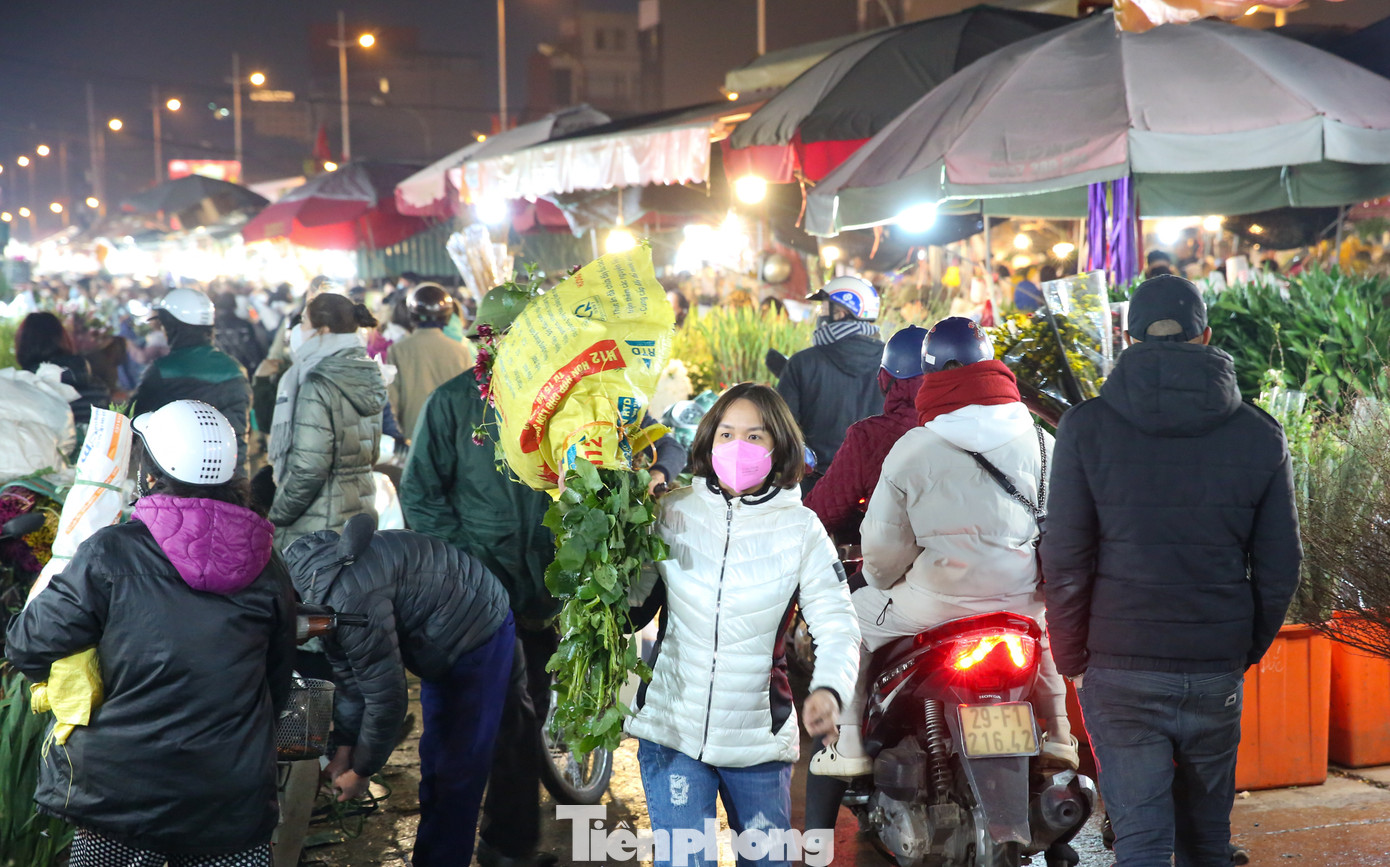 Chợ hoa Quảng Bá hoạt động nhộn nhịp gần như cả ngày, bắt đầu từ tờ mờ sáng.