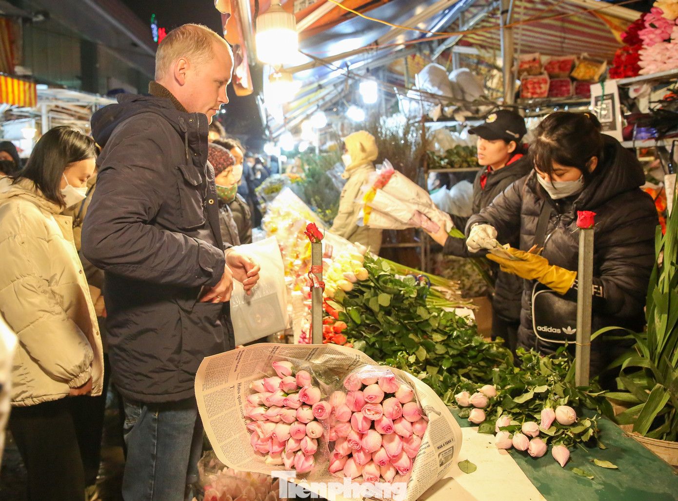 Anh Iurii đến từ nước Nga đã vô cùng ấn tượng với chợ hoa đêm Quảng Bá, anh chia sẻ: "Tôi mới sang Việt Nam được 4 tháng, được 1 người bạn giới thiệu tôi biết đến chợ hoa đêm này, khi đến đây tôi đã thực sự bị cuốn hút bởi rất nhiều loại hoa rực rỡ sắc màu, tôi đã chọn được 2 bó hồng Đà Lạt để mang về tặng cho vợ".