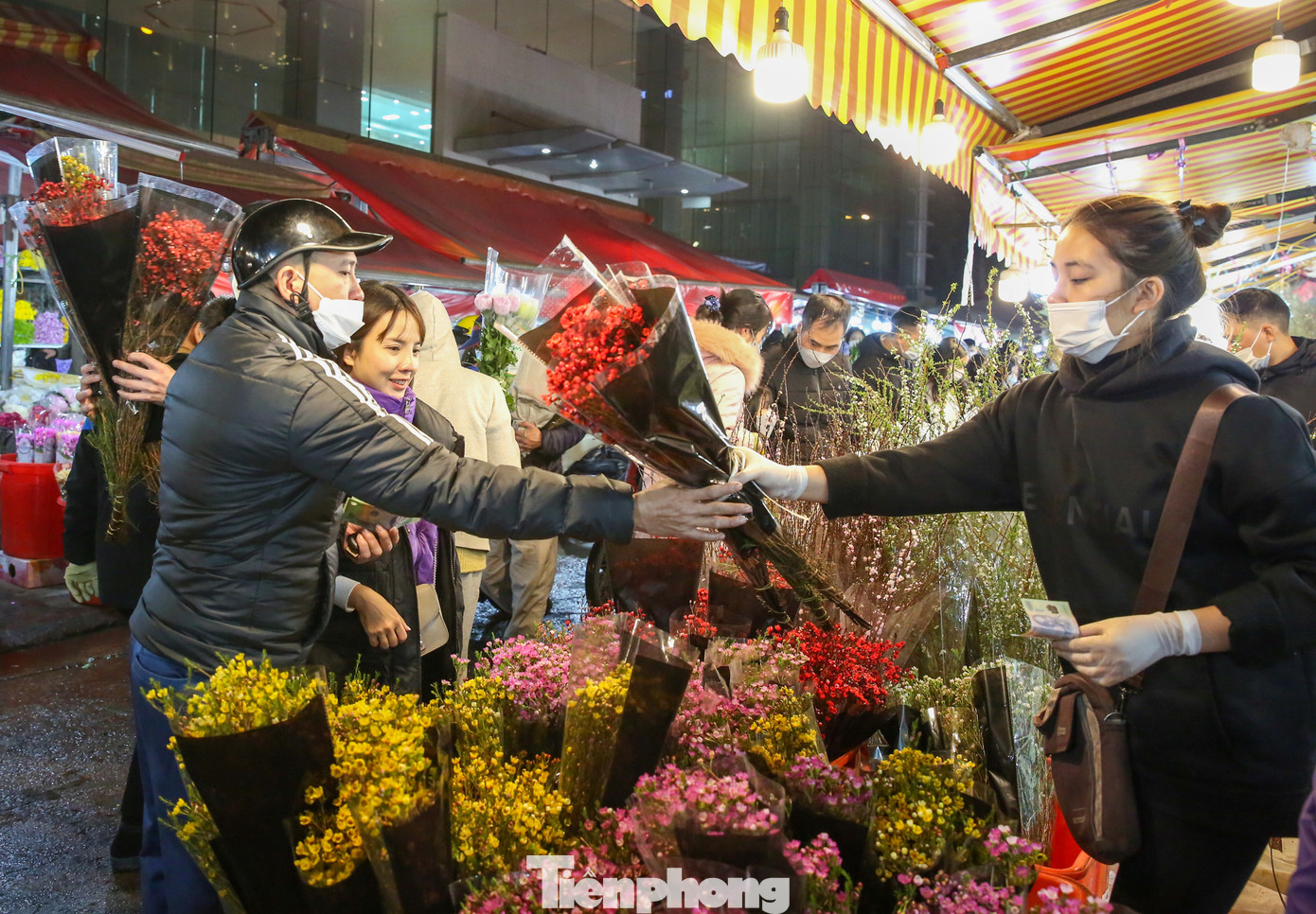 Chợ hoa Quảng Bá không chỉ phục vụ cho khách bán buôn trên địa bàn Thủ đô mà còn cho cả khách lẻ đến tham quan và mua sắm.