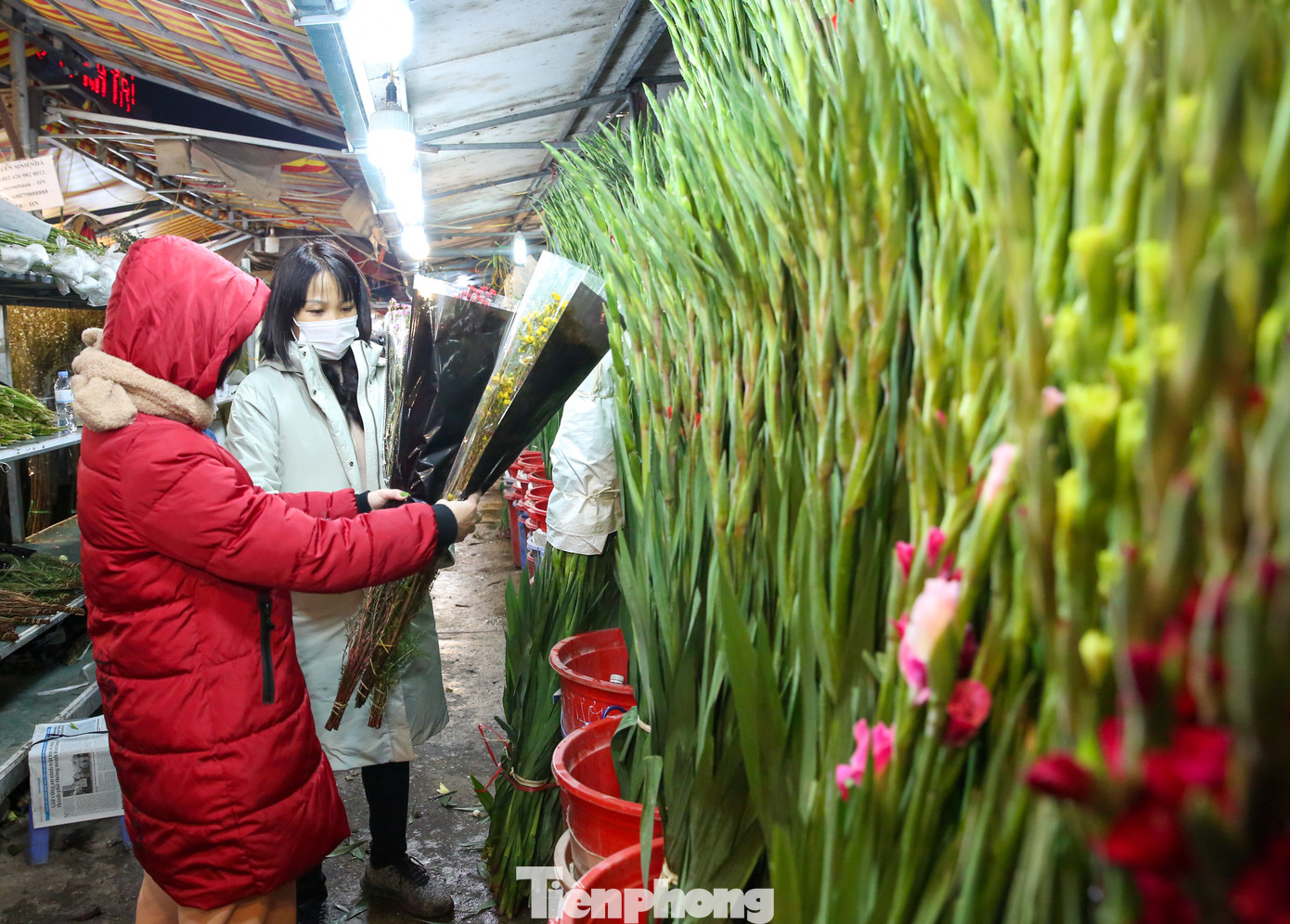 Thời điểm từ khoảng 21h đến sáng luôn tấp nập người mua kẻ bán.