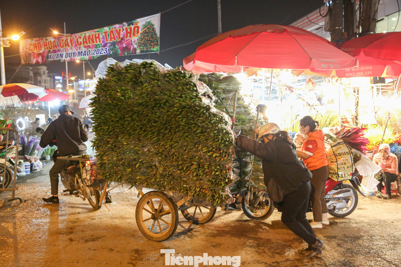 Chợ hoa đêm Quảng Bá thuộc địa bàn quận Tây Hồ, được biết đến là chợ đầu mối lớn nhất cung cấp hoa tươi cho cả thành phố Hà Nội. Chợ họp trên khoảng không gian nằm dọc trên đường đê Âu Cơ, nơi tiếp giáp giữa hai phường Tứ Liên và Quảng Bá.