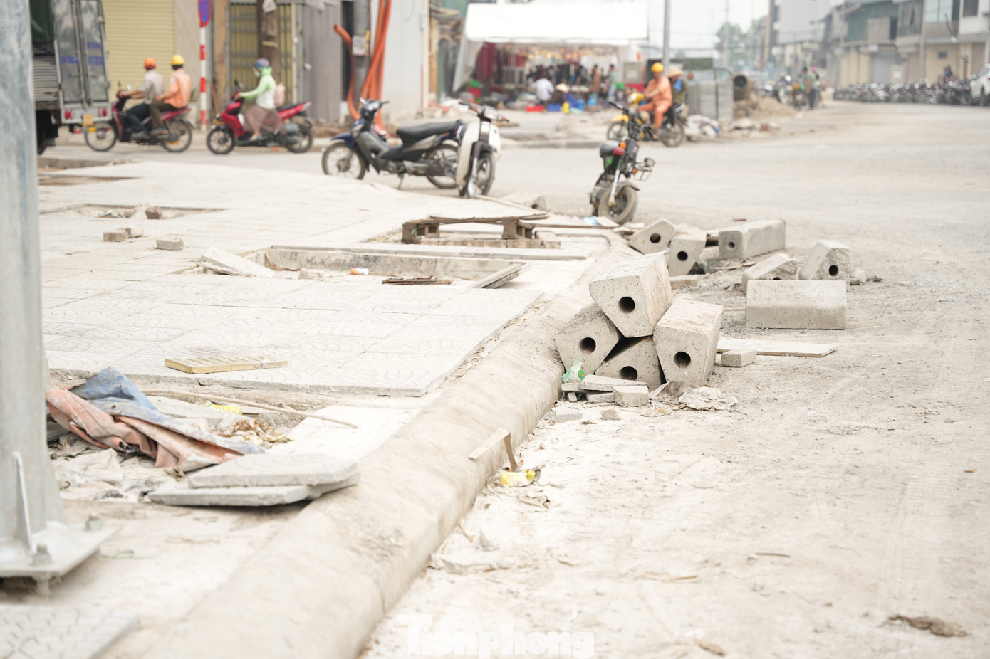 Hiện tại công nhân đang bắt đầu lát đá vỉa hè, mỗi bên đường rộng 7,5 m.