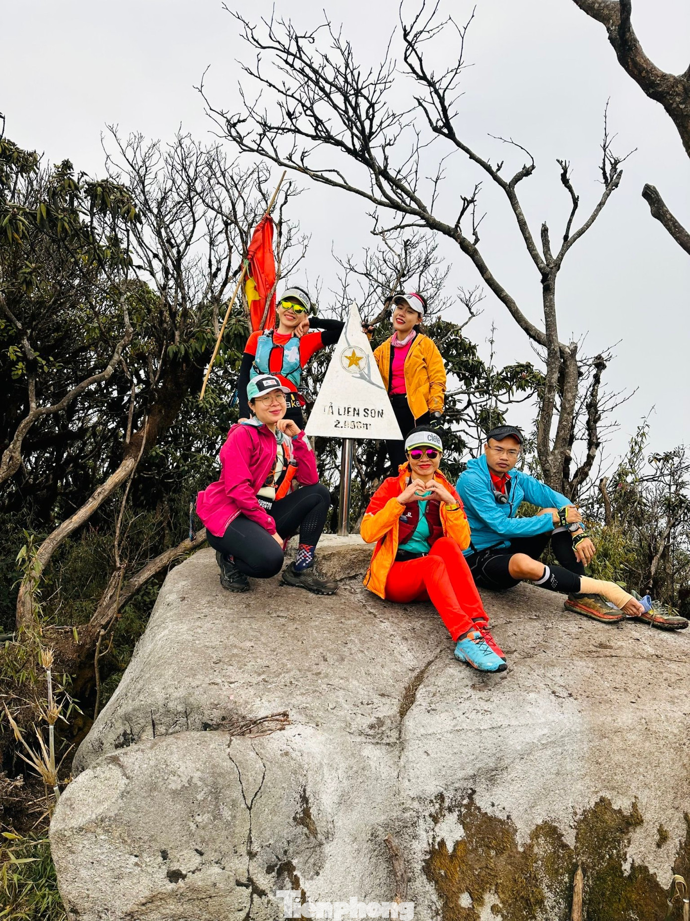 Thời điểm thích hợp nhất leo núi Tả Liên là tháng 4 vào mùa hoa đỗ quyên nở, với tháng 9-10 khi rừng phong chuyển màu vàng óng ả.