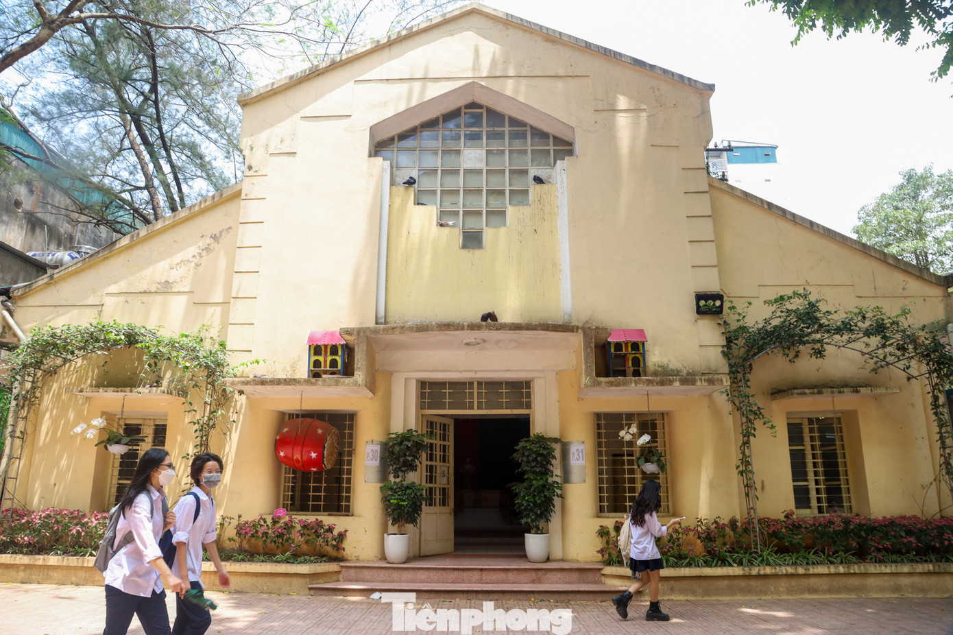 Trường THPT Việt Đức vốn là Trường Dòng ngày xưa được khánh thành vào năm 1897. Kiến trúc của Trường Dòng Puginier xưa với điểm nhấn là một tòa nhà 3 tầng khép kín có hành lang chạy xung quanh.