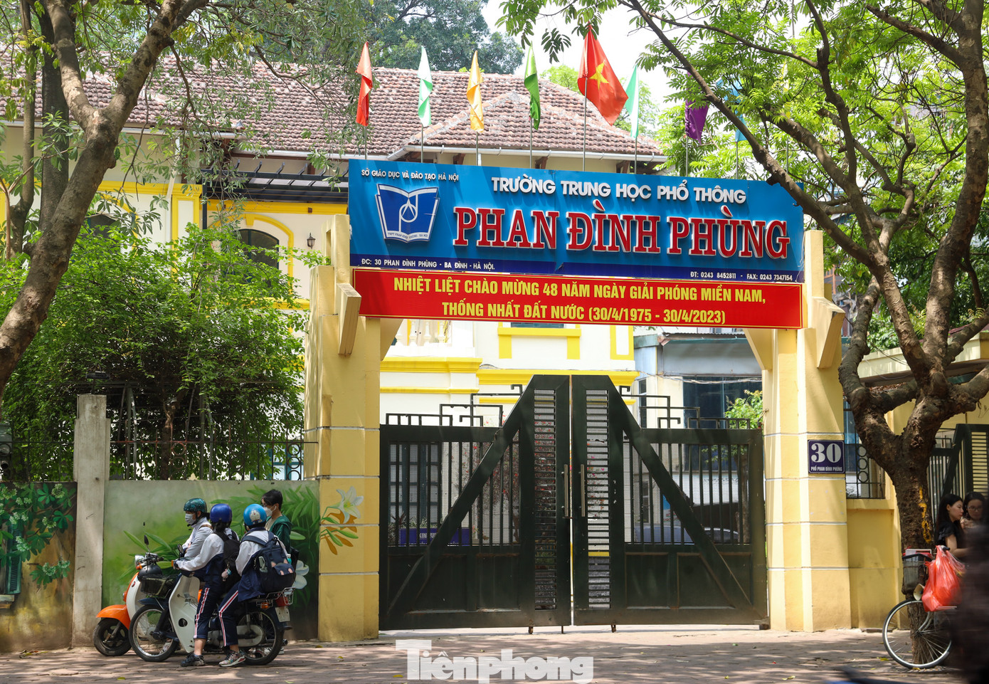 Trường PTTH Phan Đình Phùng ở số 30 phố Phan Đình Phùng vẫn còn lưu giữ những nét đặc trưng của kiến trúc Pháp cổ ngày xưa.