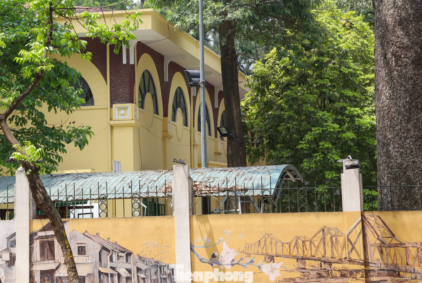 Phía tường bao quây xung quanh bên ngoài được vẽ trang trí các di tích lịch sử của Thủ đô, tạo điểm nhấn ấn tượng.